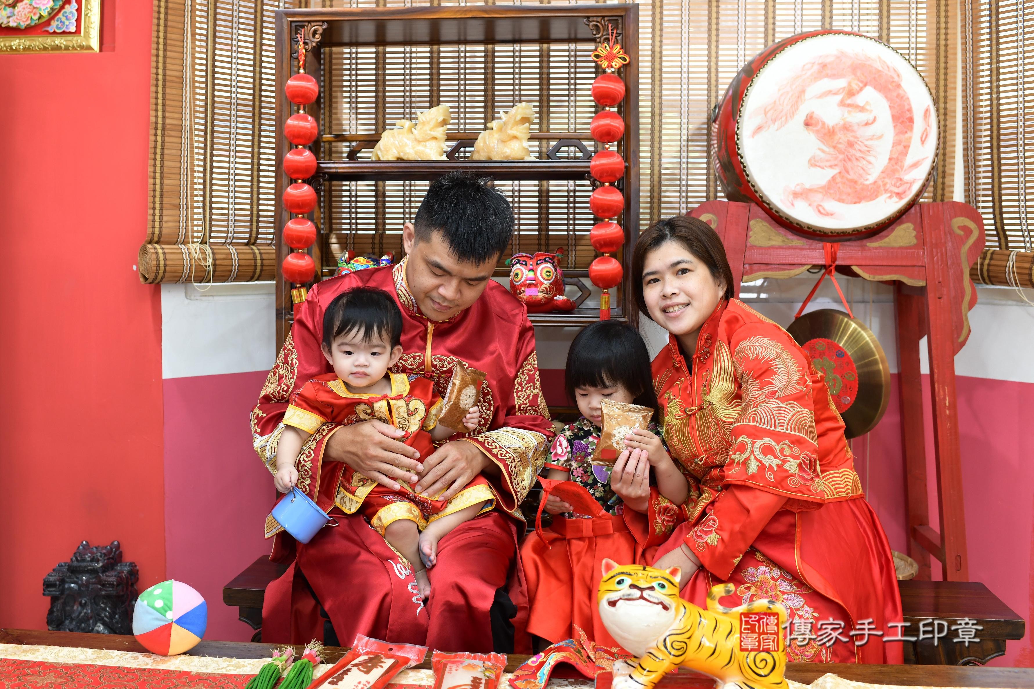 傳家手工印章高雄店、抓周、度脺、中國風會場、傳家嬰兒古禮、吉祥話、抓周道具物品24種、拍照。抓周證書。寶寶抓周、滿周歲、生日快樂、祝福