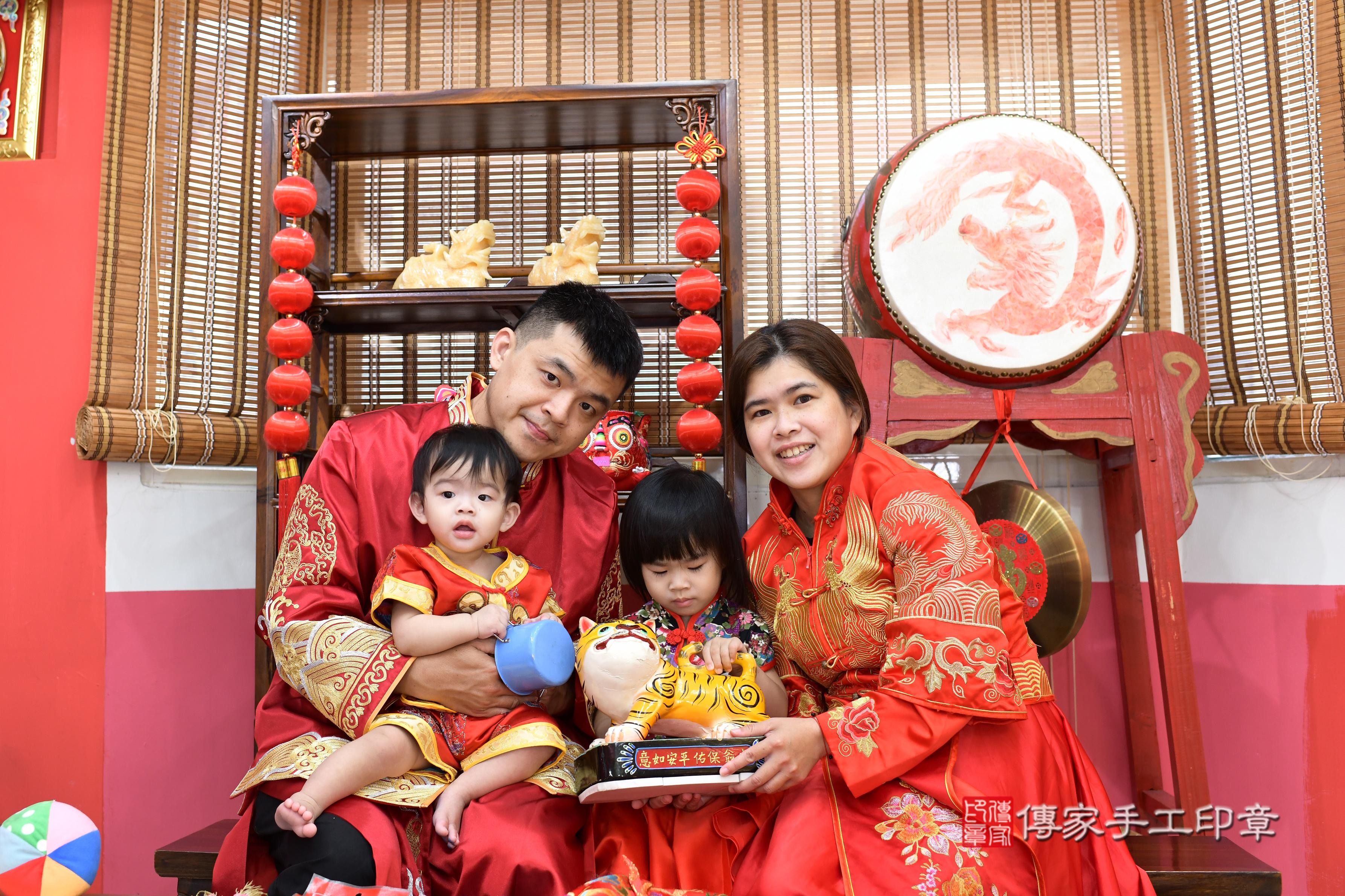 傳家手工印章高雄店、抓周、度脺、中國風會場、傳家嬰兒古禮、吉祥話、抓周道具物品24種、拍照。抓周證書。寶寶抓周、滿周歲、生日快樂、祝福