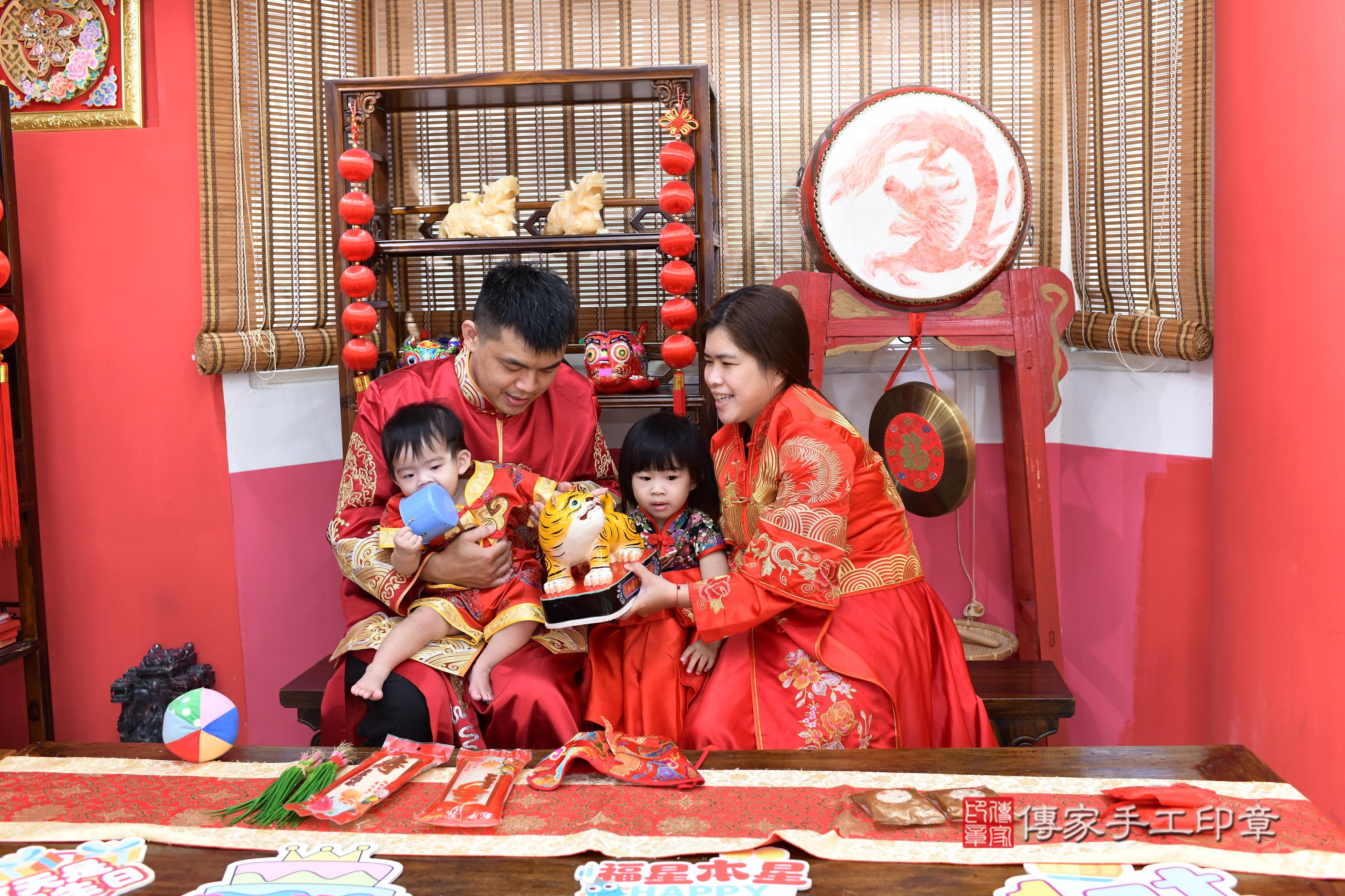 傳家手工印章高雄店、抓周、度脺、中國風會場、傳家嬰兒古禮、吉祥話、抓周道具物品24種、拍照。抓周證書。寶寶抓周、滿周歲、生日快樂、祝福