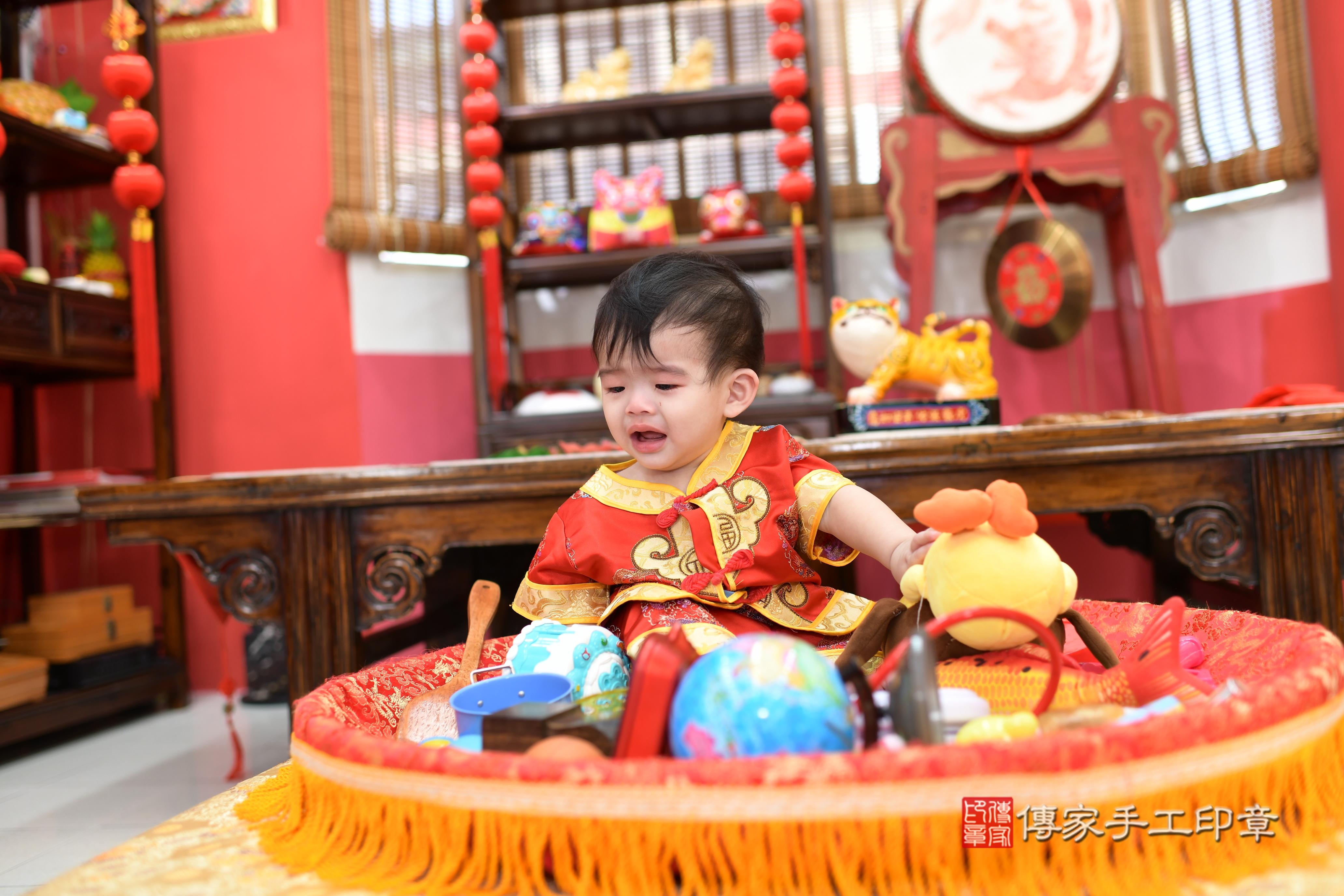 傳家手工印章高雄店、抓周、度脺、中國風會場、傳家嬰兒古禮、吉祥話、抓周道具物品24種、拍照。抓周證書。寶寶抓周、滿周歲、生日快樂、祝福