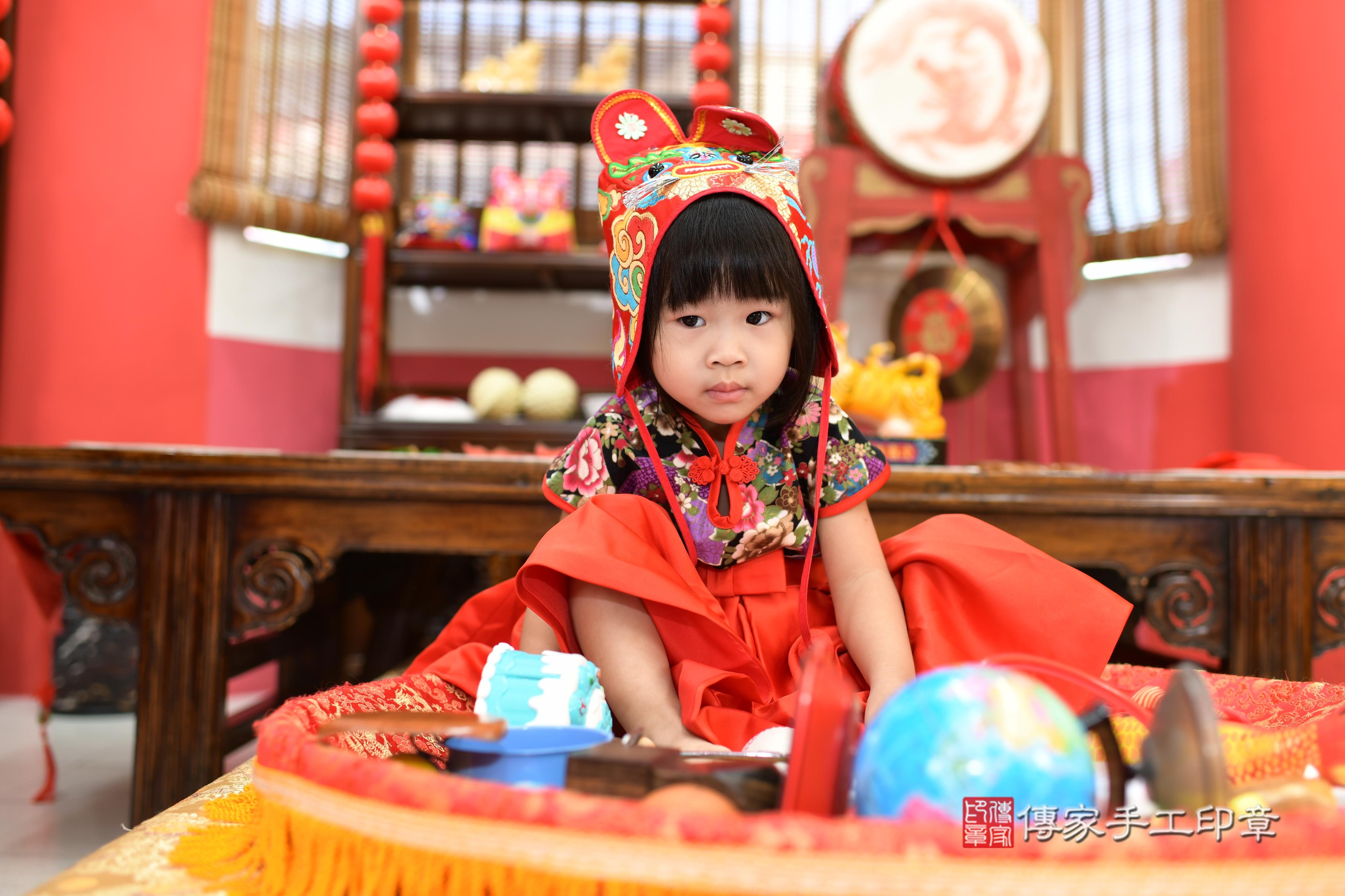 傳家手工印章高雄店、抓周、度脺、中國風會場、傳家嬰兒古禮、吉祥話、抓周道具物品24種、拍照。抓周證書。寶寶抓周、滿周歲、生日快樂、祝福