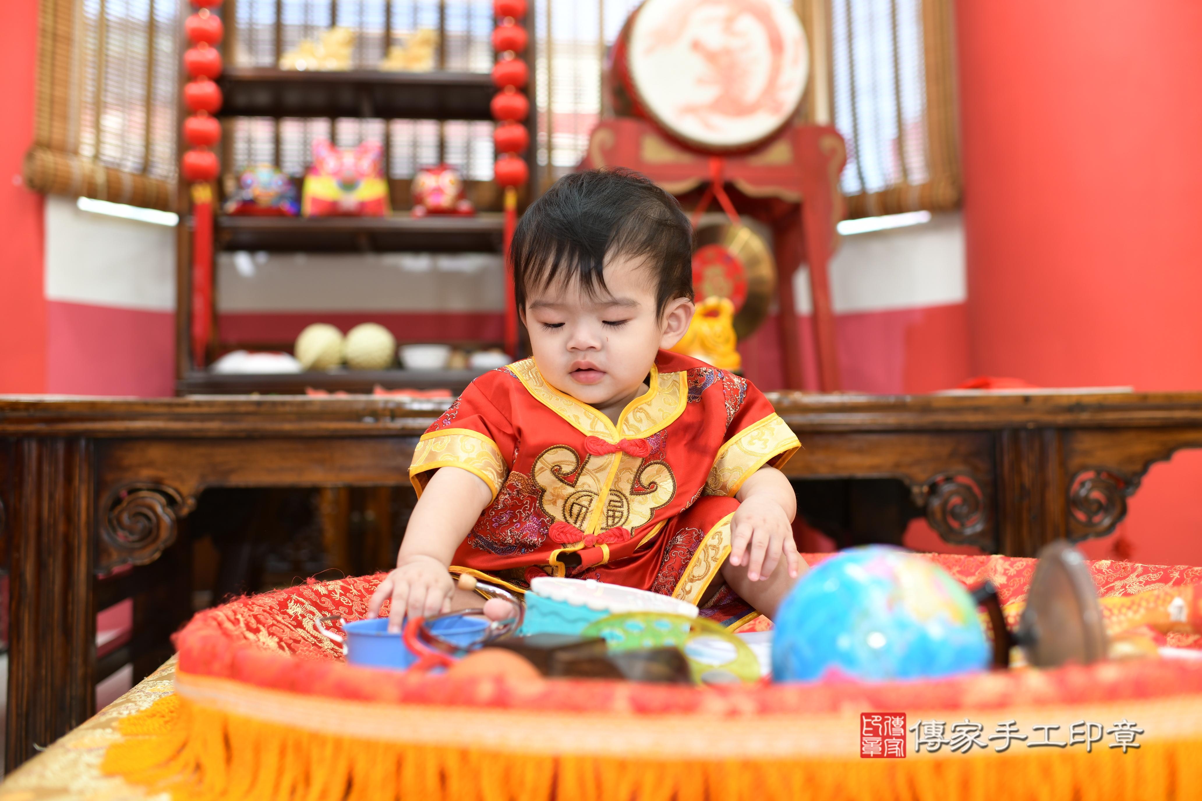 傳家手工印章高雄店、抓周、度脺、中國風會場、傳家嬰兒古禮、吉祥話、抓周道具物品24種、拍照。抓周證書。寶寶抓周、滿周歲、生日快樂、祝福