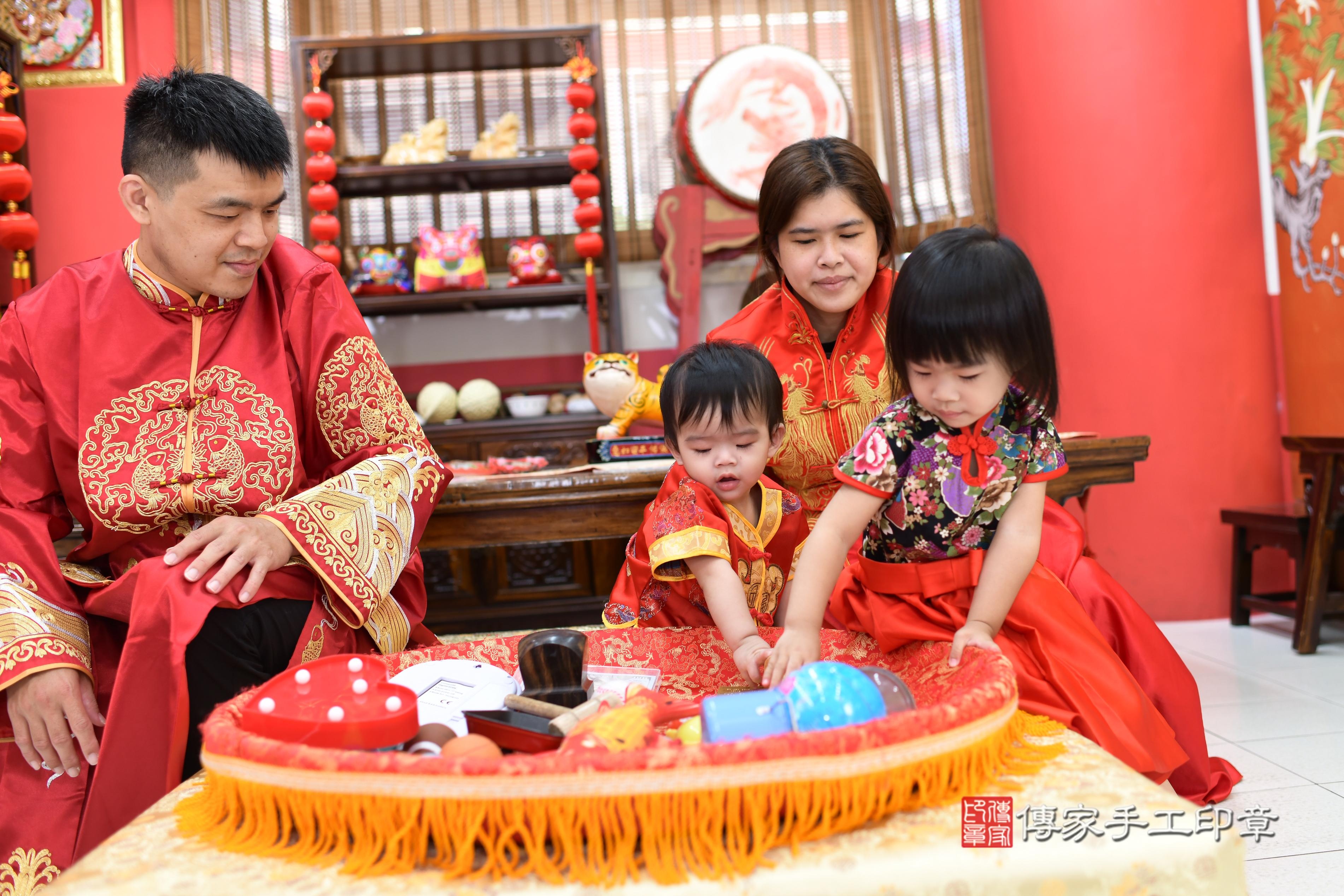 傳家手工印章高雄店、抓周、度脺、中國風會場、傳家嬰兒古禮、吉祥話、抓周道具物品24種、拍照。抓周證書。寶寶抓周、滿周歲、生日快樂、祝福