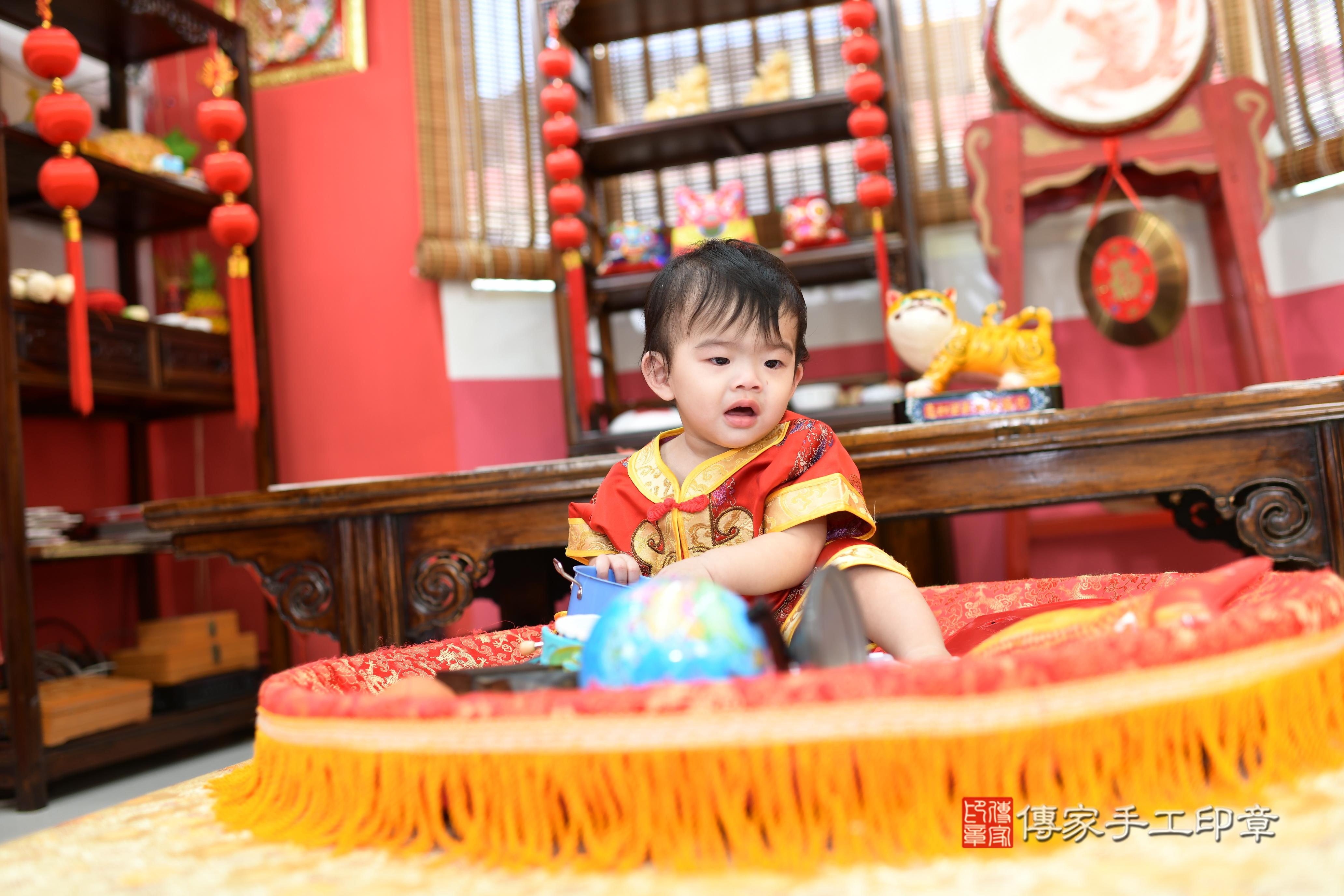 傳家手工印章高雄店、抓周、度脺、中國風會場、傳家嬰兒古禮、吉祥話、抓周道具物品24種、拍照。抓周證書。寶寶抓周、滿周歲、生日快樂、祝福