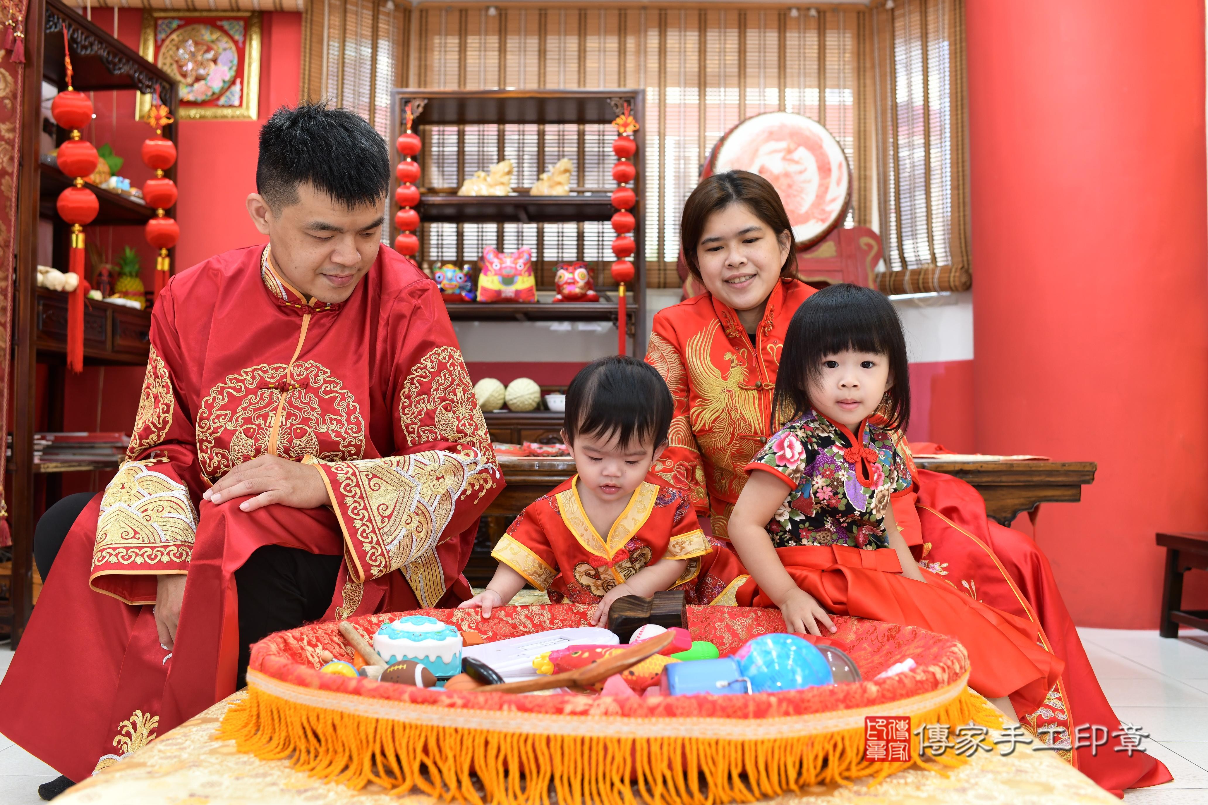 傳家手工印章高雄店、抓周、度脺、中國風會場、傳家嬰兒古禮、吉祥話、抓周道具物品24種、拍照。抓周證書。寶寶抓周、滿周歲、生日快樂、祝福