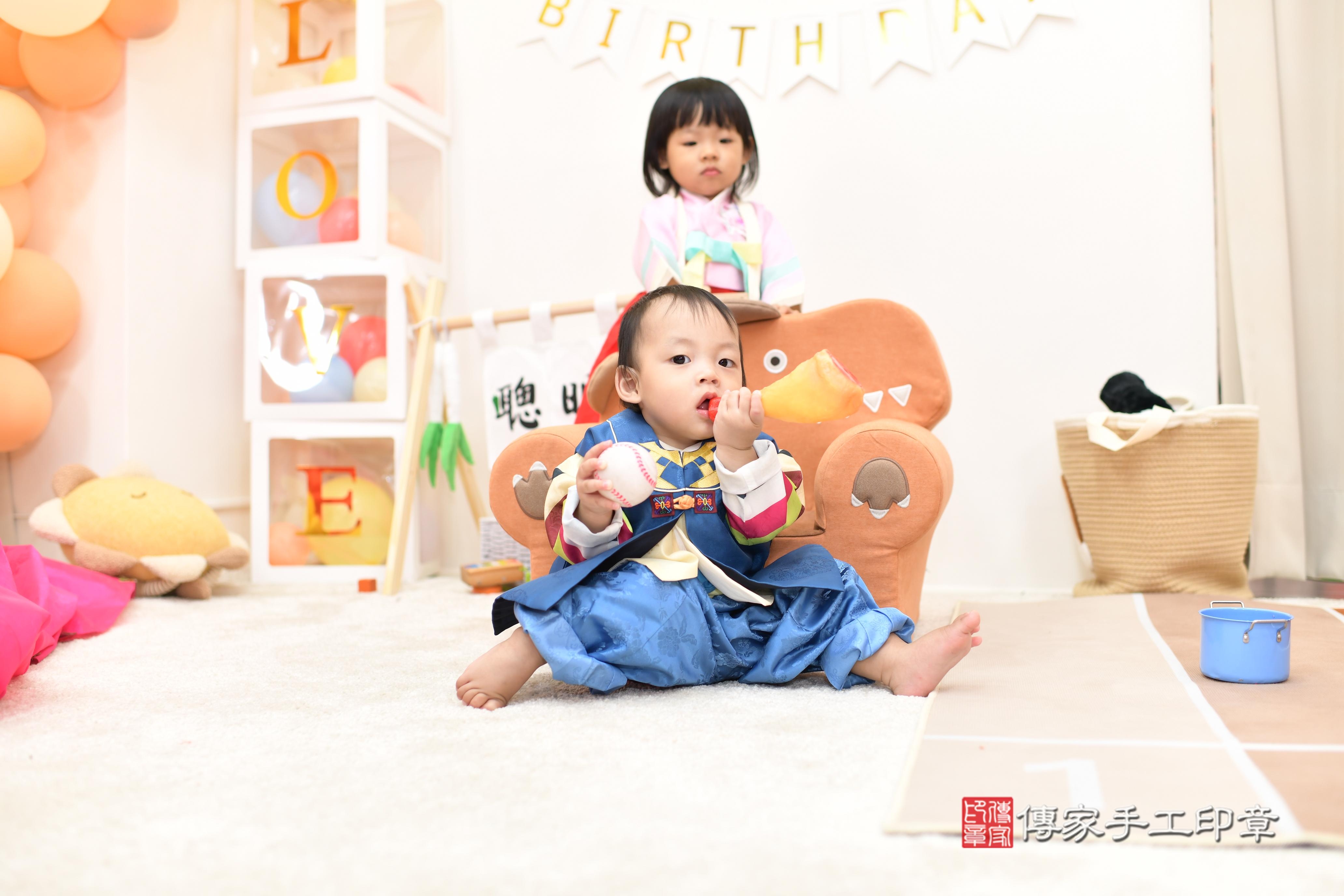 傳家手工印章高雄店、抓周、度脺、中國風會場、傳家嬰兒古禮、吉祥話、抓周道具物品24種、拍照。抓周證書。寶寶抓周、滿周歲、生日快樂、祝福