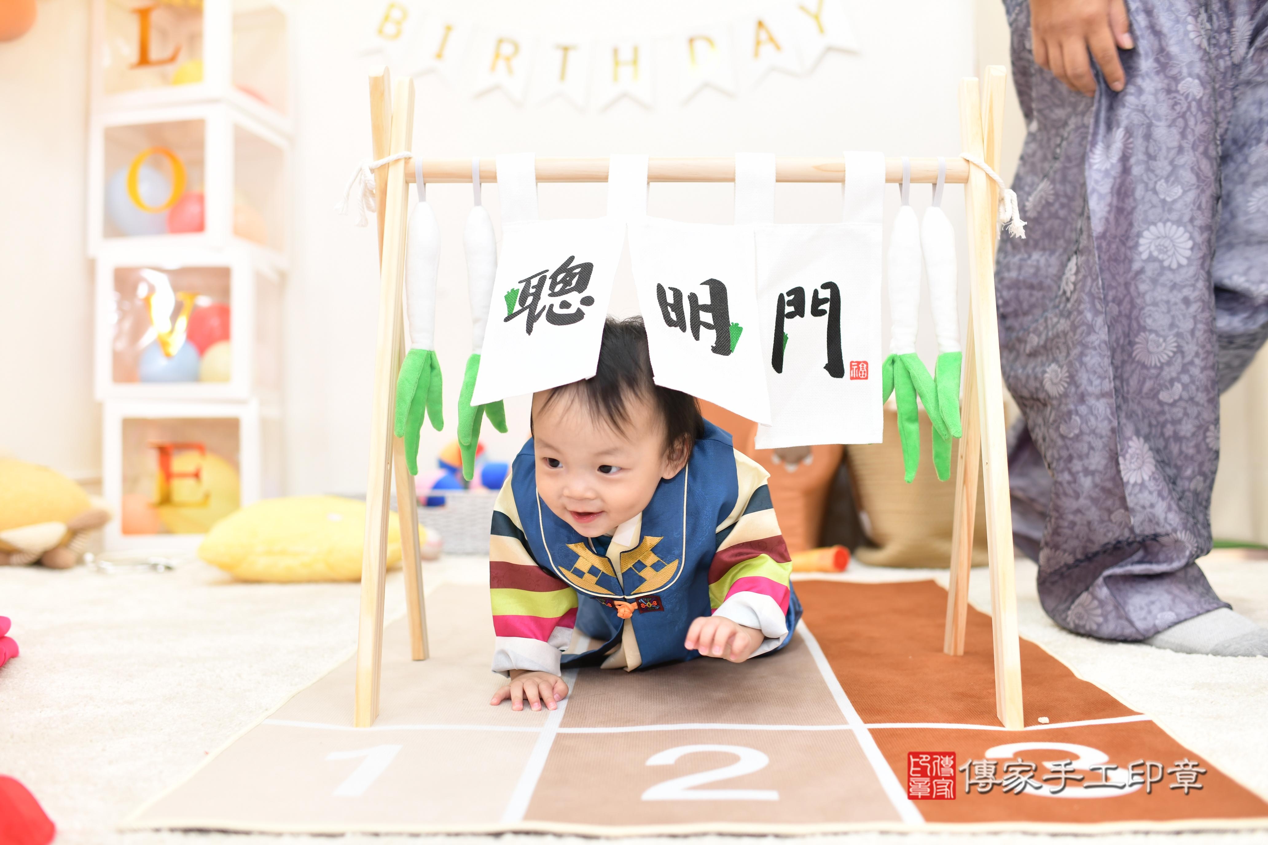 傳家手工印章高雄店、抓周、度脺、中國風會場、傳家嬰兒古禮、吉祥話、抓周道具物品24種、拍照。抓周證書。寶寶抓周、滿周歲、生日快樂、祝福