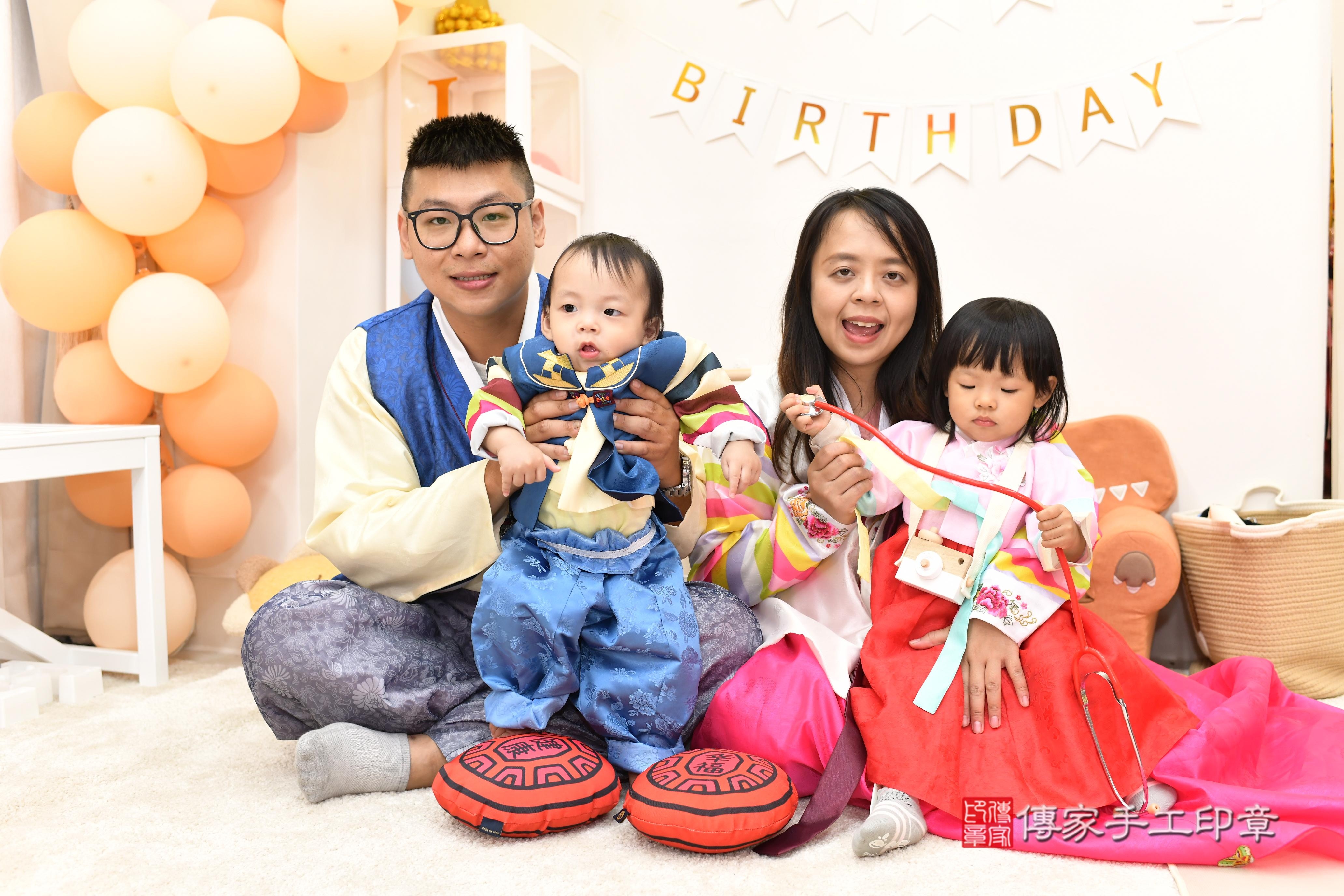 傳家手工印章高雄店、抓周、度脺、中國風會場、傳家嬰兒古禮、吉祥話、抓周道具物品24種、拍照。抓周證書。寶寶抓周、滿周歲、生日快樂、祝福