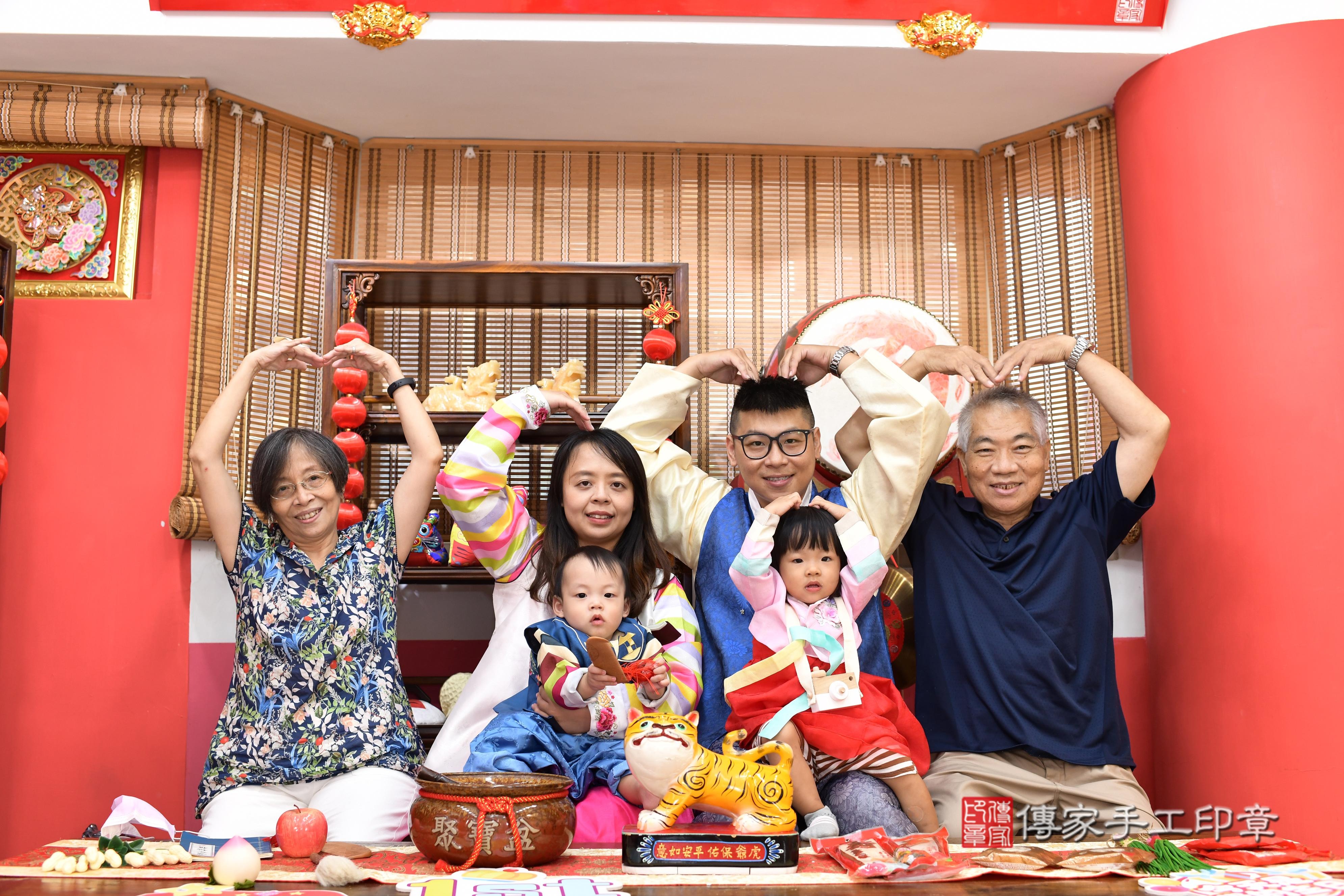 傳家手工印章高雄店、抓周、度脺、中國風會場、傳家嬰兒古禮、吉祥話、抓周道具物品24種、拍照。抓周證書。寶寶抓周、滿周歲、生日快樂、祝福