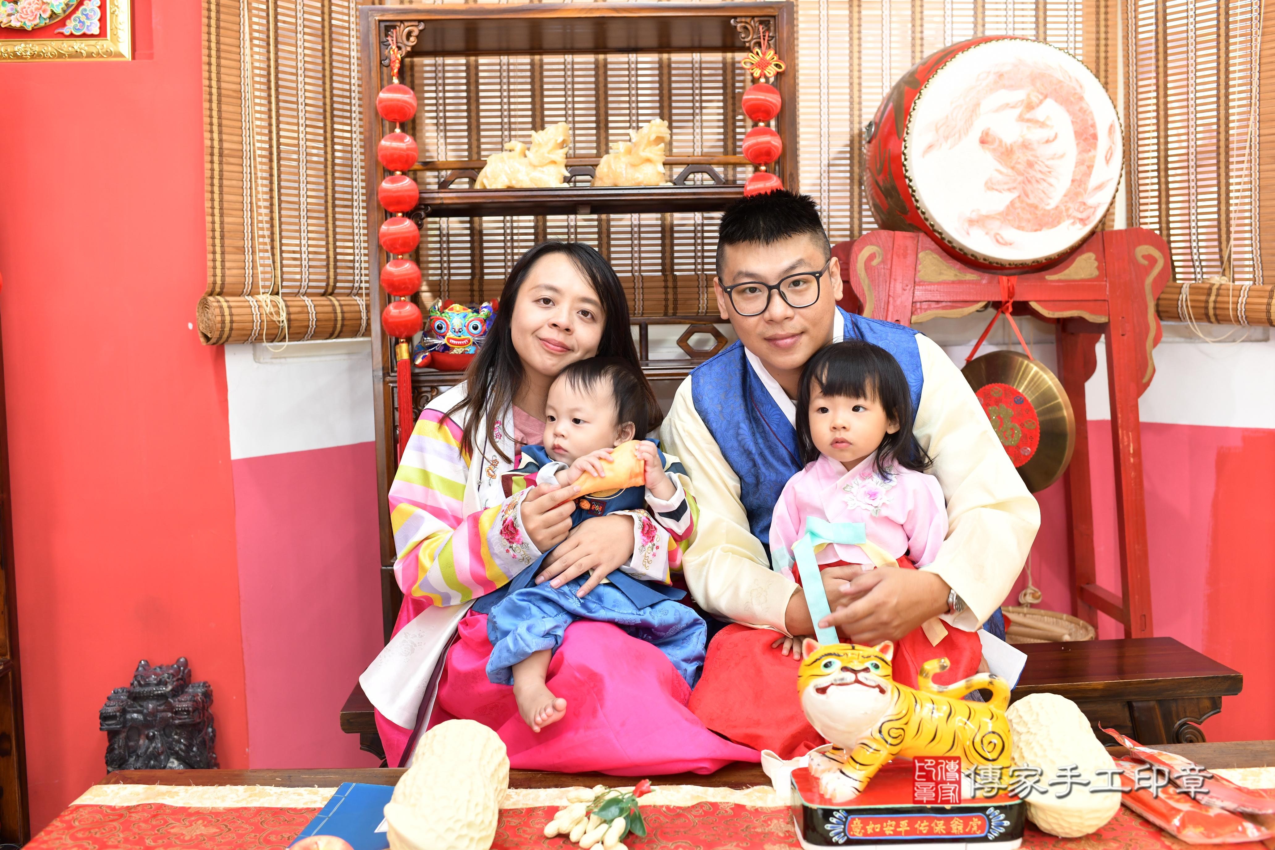 傳家手工印章高雄店、抓周、度脺、中國風會場、傳家嬰兒古禮、吉祥話、抓周道具物品24種、拍照。抓周證書。寶寶抓周、滿周歲、生日快樂、祝福