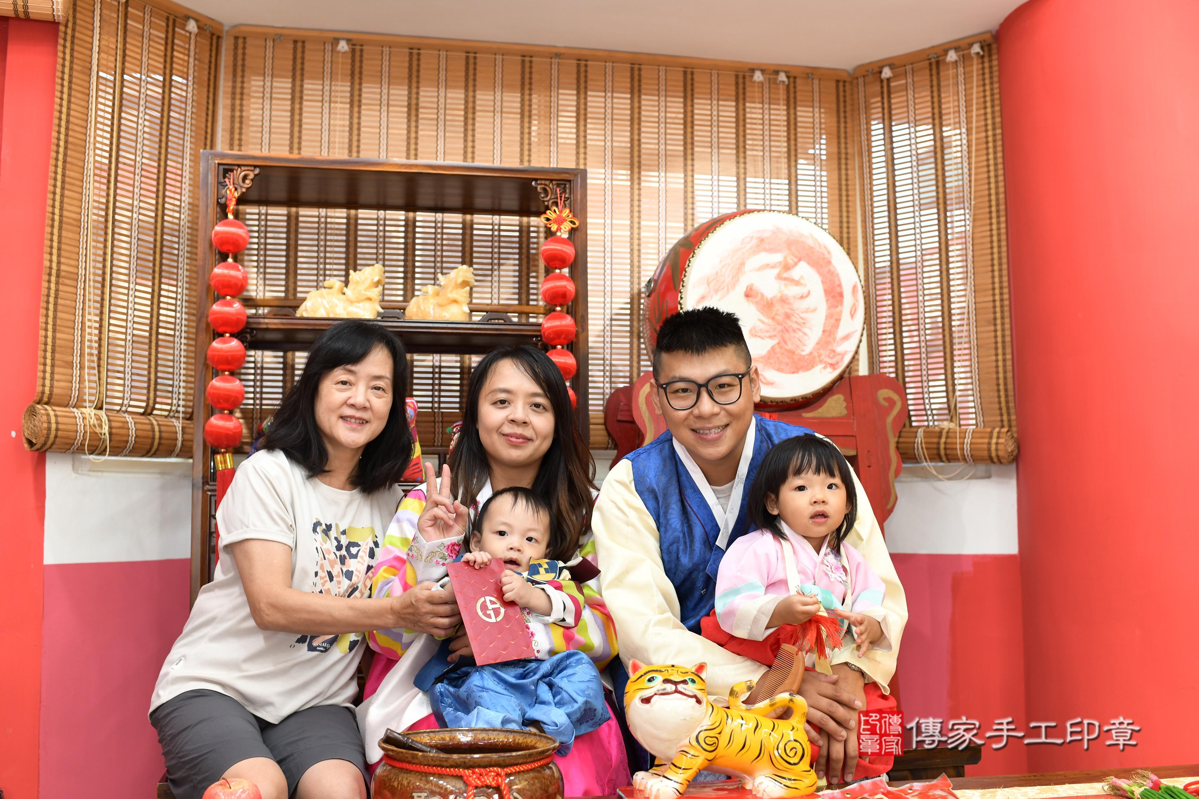 傳家手工印章高雄店、抓周、度脺、中國風會場、傳家嬰兒古禮、吉祥話、抓周道具物品24種、拍照。抓周證書。寶寶抓周、滿周歲、生日快樂、祝福