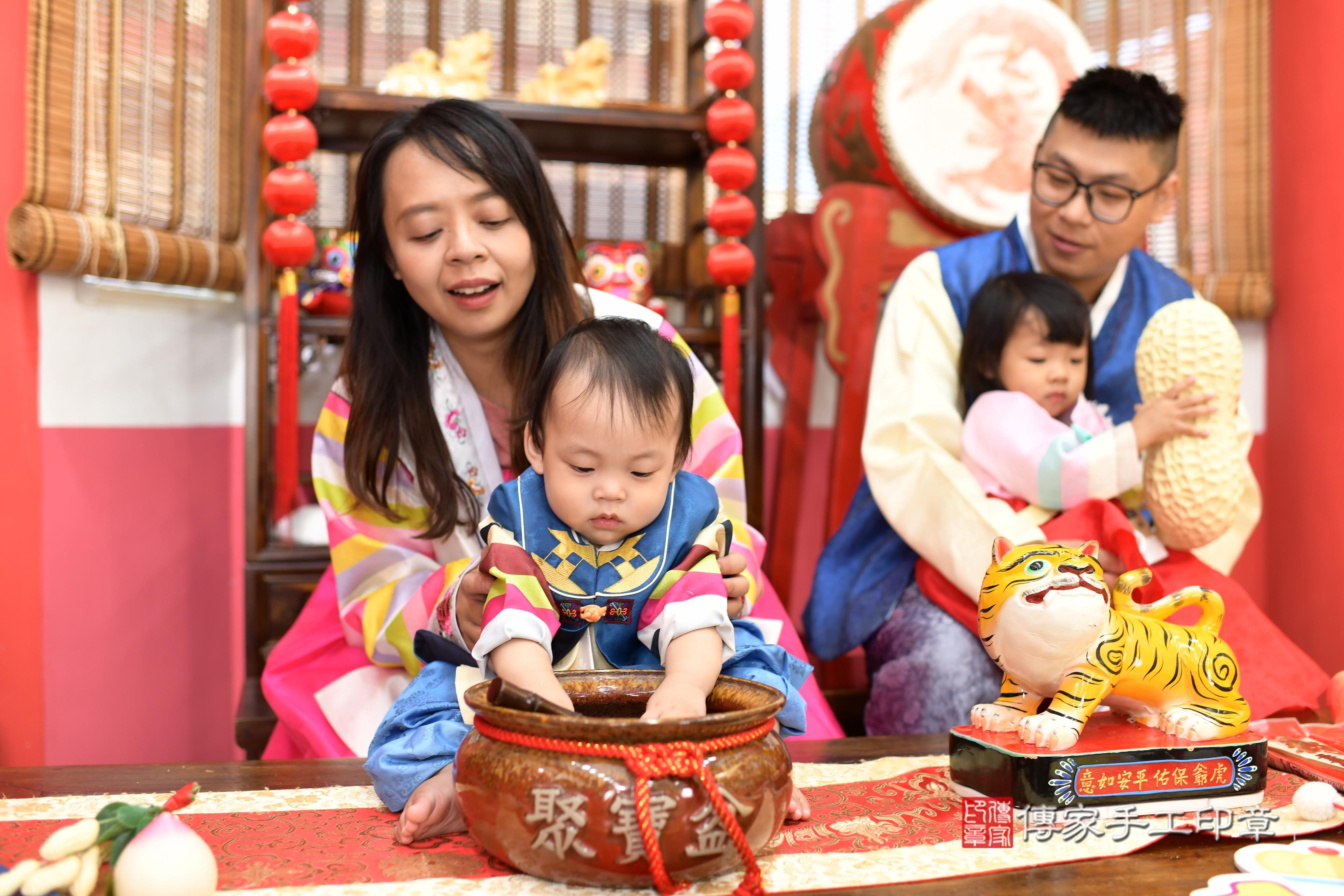 傳家手工印章高雄店、抓周、度脺、中國風會場、傳家嬰兒古禮、吉祥話、抓周道具物品24種、拍照。抓周證書。寶寶抓周、滿周歲、生日快樂、祝福
