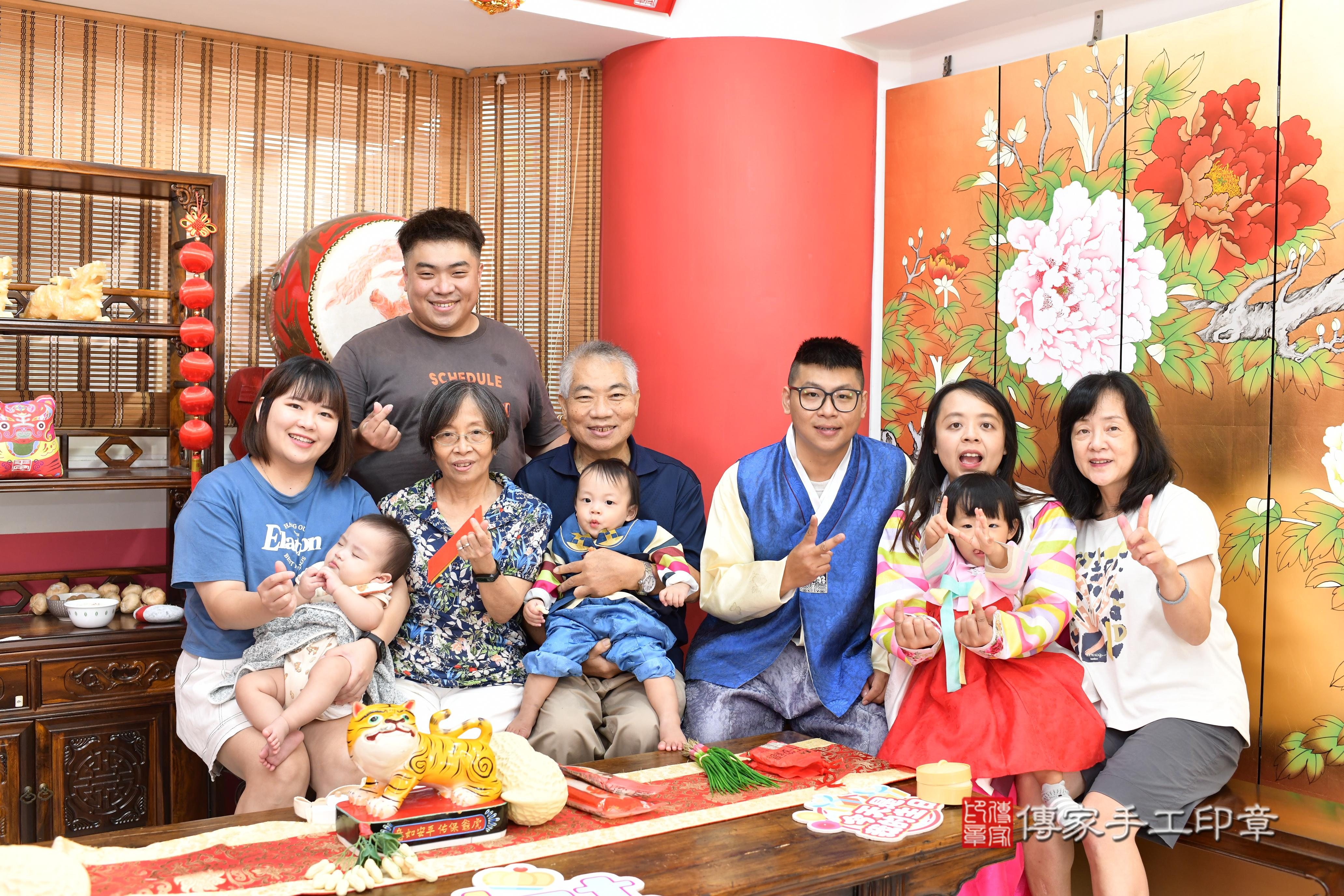 傳家手工印章高雄店、抓周、度脺、中國風會場、傳家嬰兒古禮、吉祥話、抓周道具物品24種、拍照。抓周證書。寶寶抓周、滿周歲、生日快樂、祝福