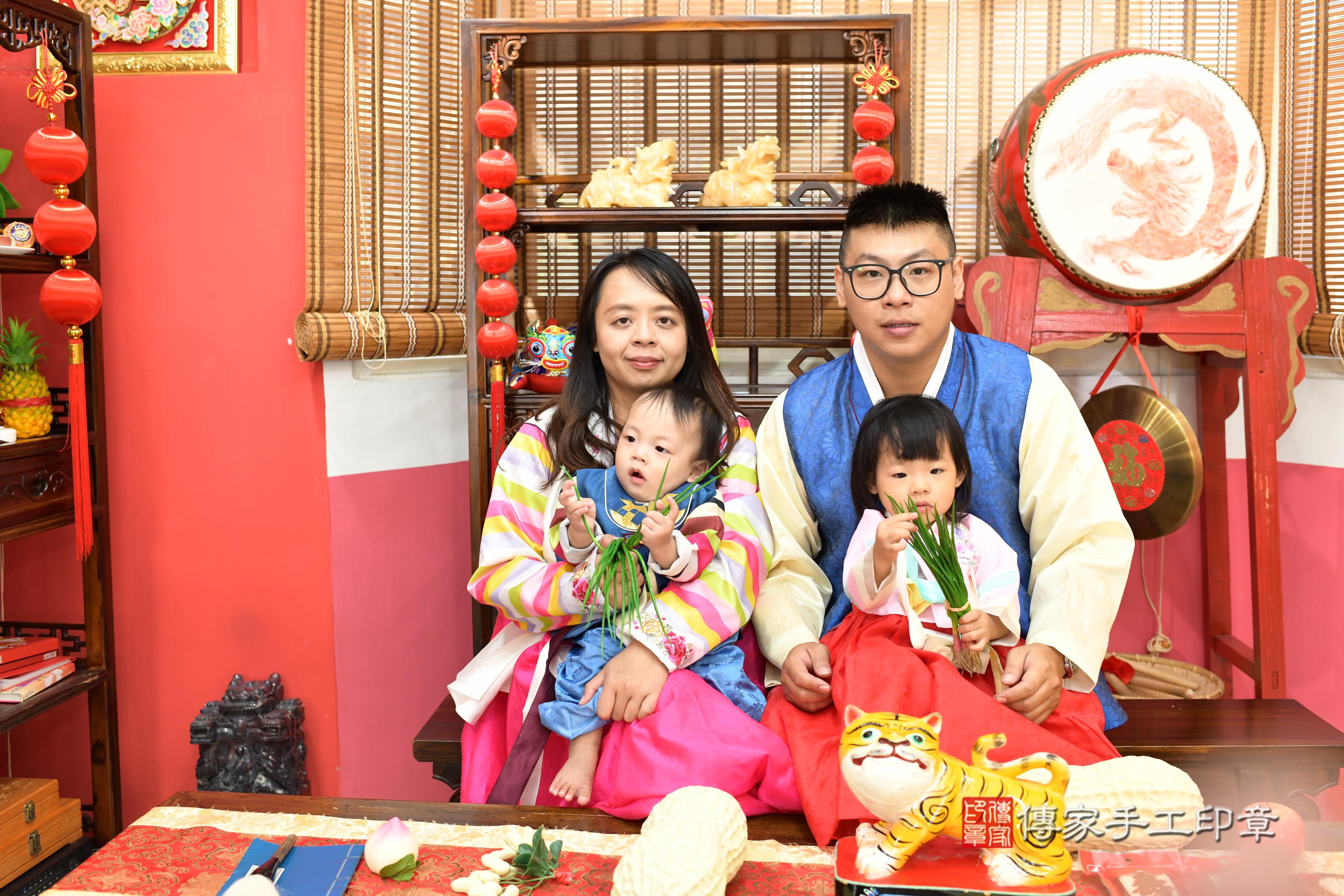 傳家手工印章高雄店、抓周、度脺、中國風會場、傳家嬰兒古禮、吉祥話、抓周道具物品24種、拍照。抓周證書。寶寶抓周、滿周歲、生日快樂、祝福