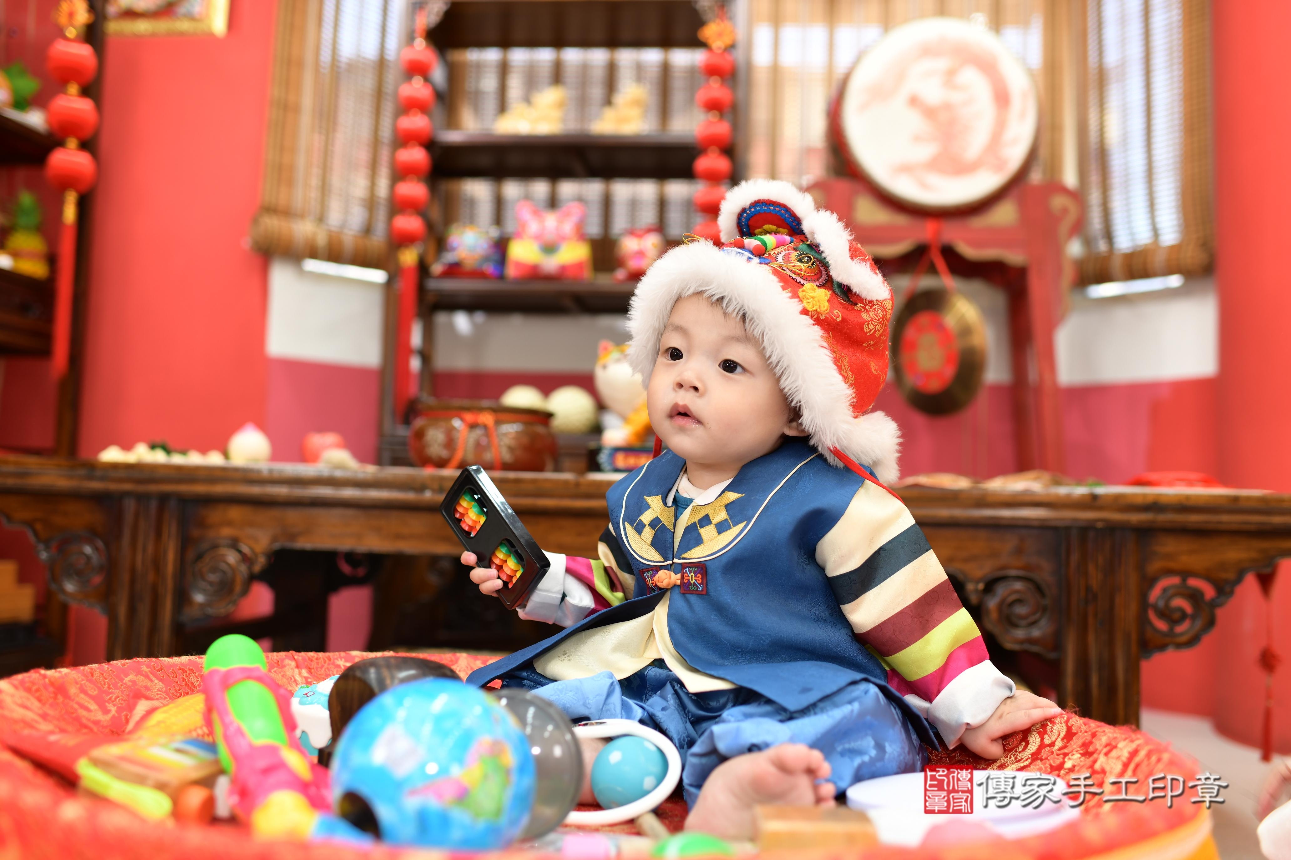 傳家手工印章高雄店、抓周、度脺、中國風會場、傳家嬰兒古禮、吉祥話、抓周道具物品24種、拍照。抓周證書。寶寶抓周、滿周歲、生日快樂、祝福