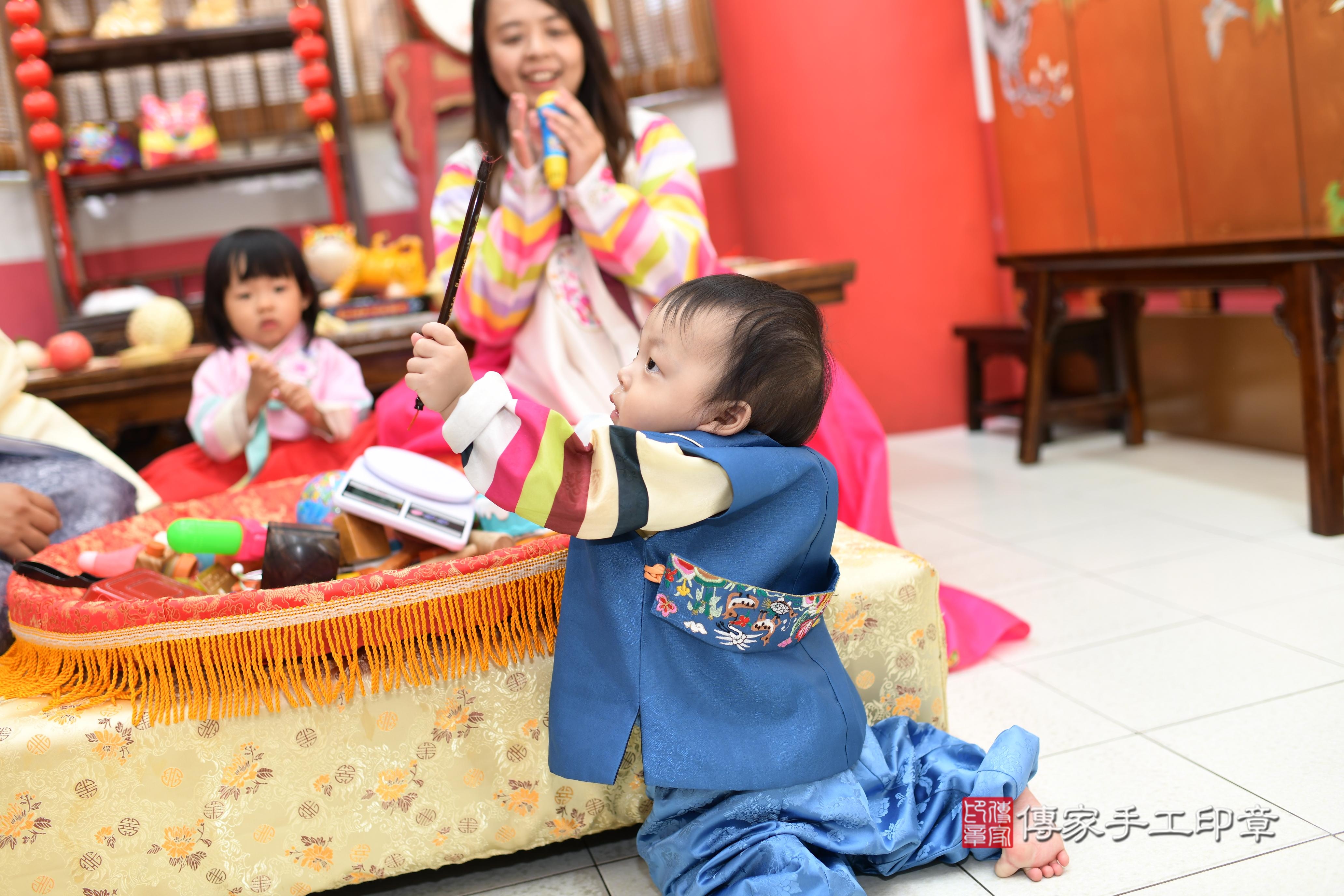 傳家手工印章高雄店、抓周、度脺、中國風會場、傳家嬰兒古禮、吉祥話、抓周道具物品24種、拍照。抓周證書。寶寶抓周、滿周歲、生日快樂、祝福