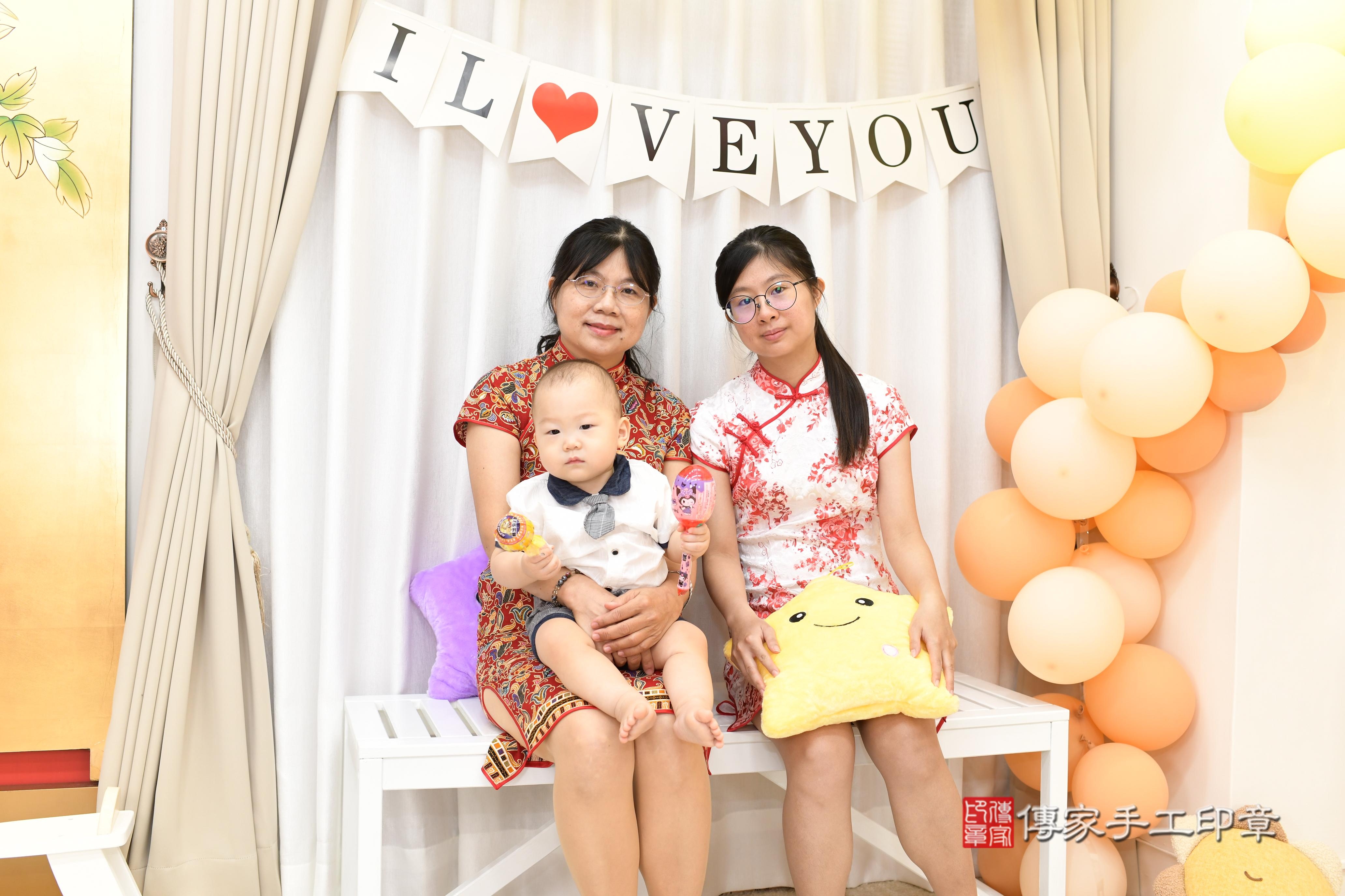 傳家手工印章高雄店、抓周、度脺、中國風會場、傳家嬰兒古禮、吉祥話、抓周道具物品24種、拍照。抓周證書。寶寶抓周、滿周歲、生日快樂、祝福