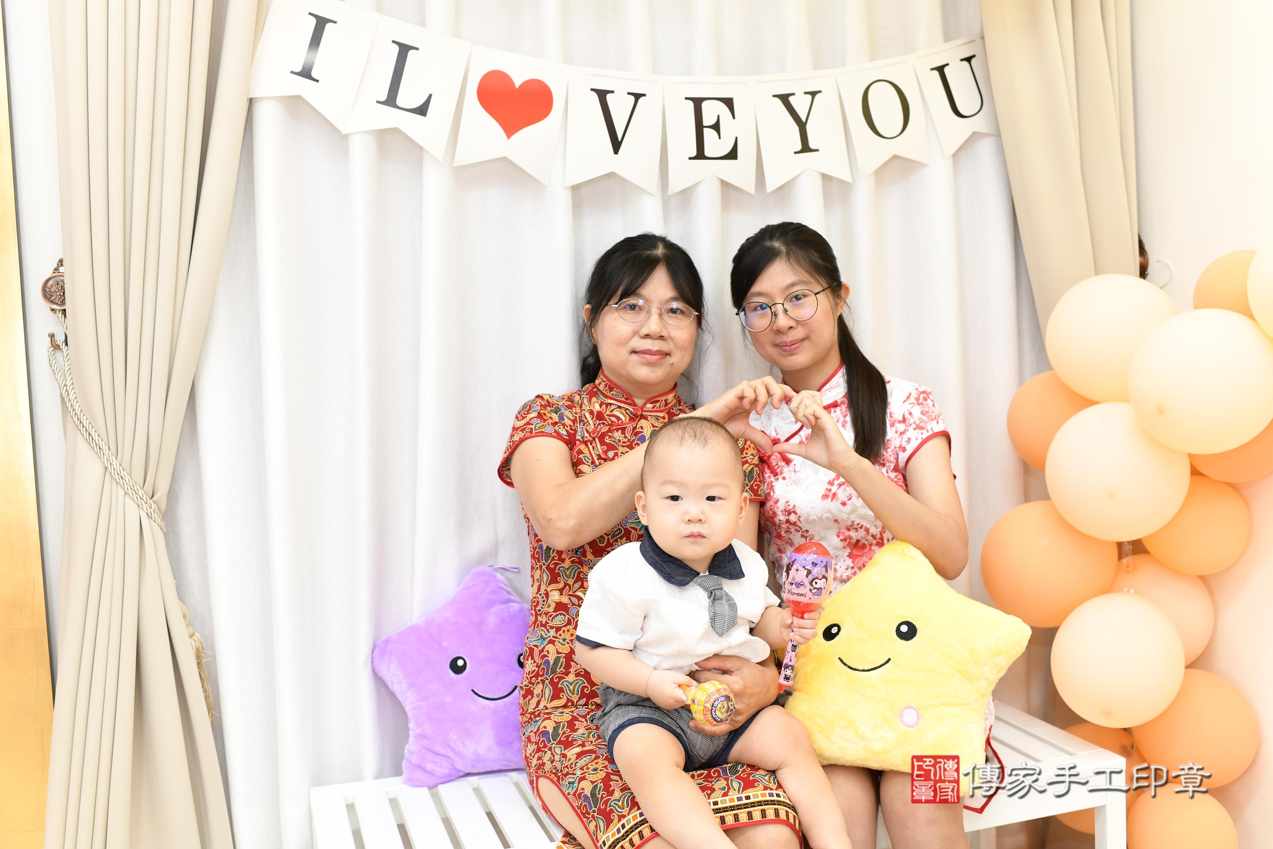 傳家手工印章高雄店、抓周、度脺、中國風會場、傳家嬰兒古禮、吉祥話、抓周道具物品24種、拍照。抓周證書。寶寶抓周、滿周歲、生日快樂、祝福