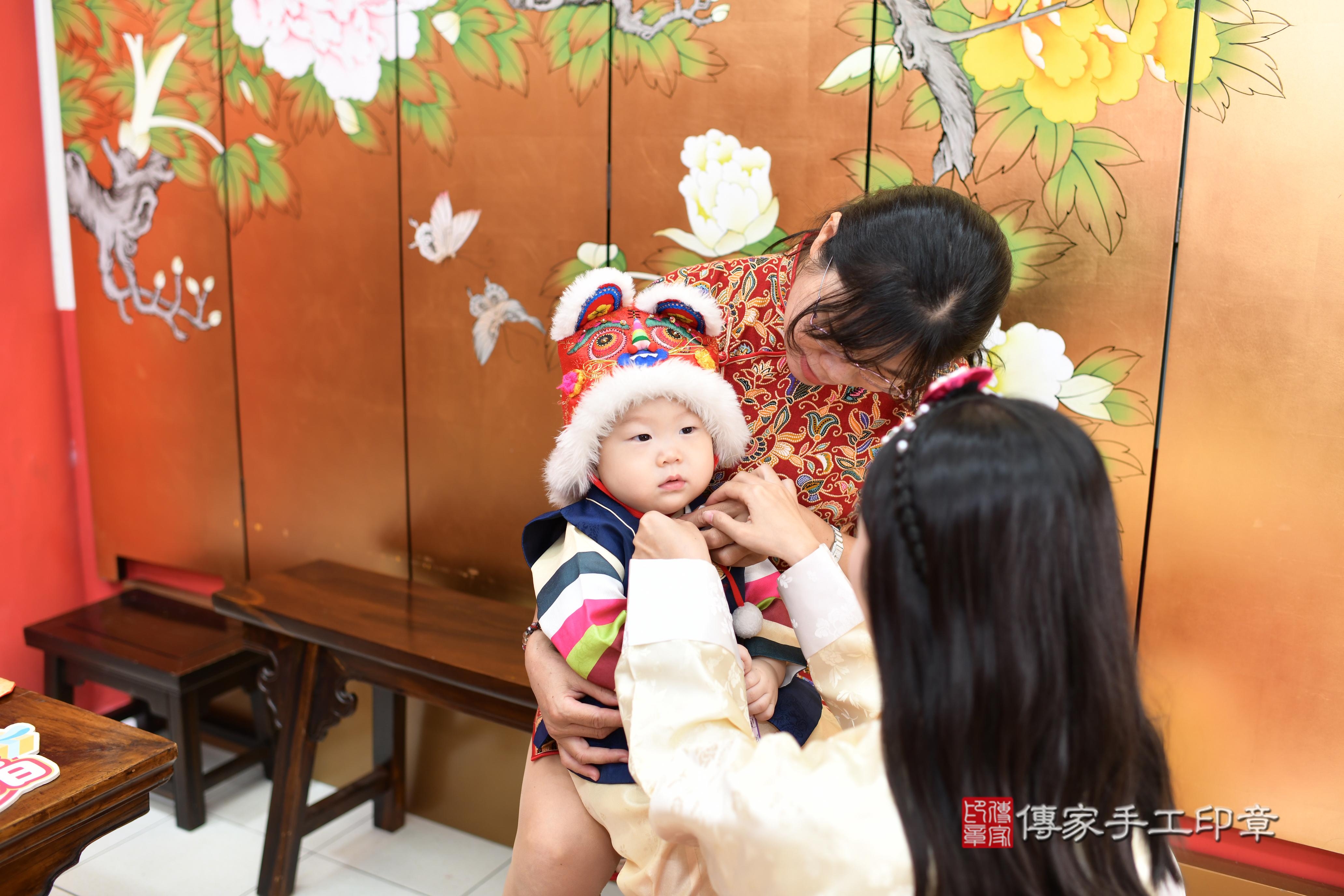 傳家手工印章高雄店、抓周、度脺、中國風會場、傳家嬰兒古禮、吉祥話、抓周道具物品24種、拍照。抓周證書。寶寶抓周、滿周歲、生日快樂、祝福