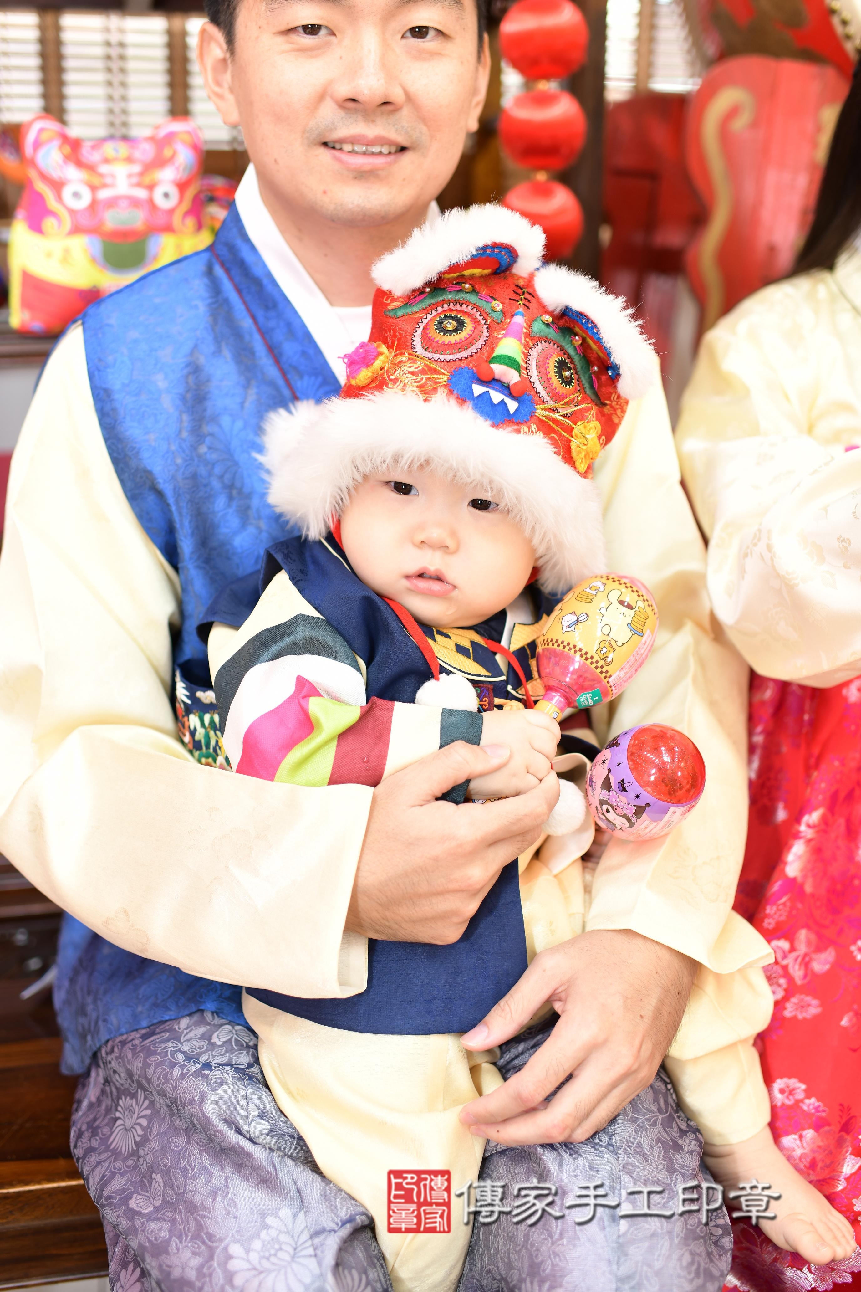 傳家手工印章高雄店、抓周、度脺、中國風會場、傳家嬰兒古禮、吉祥話、抓周道具物品24種、拍照。抓周證書。寶寶抓周、滿周歲、生日快樂、祝福