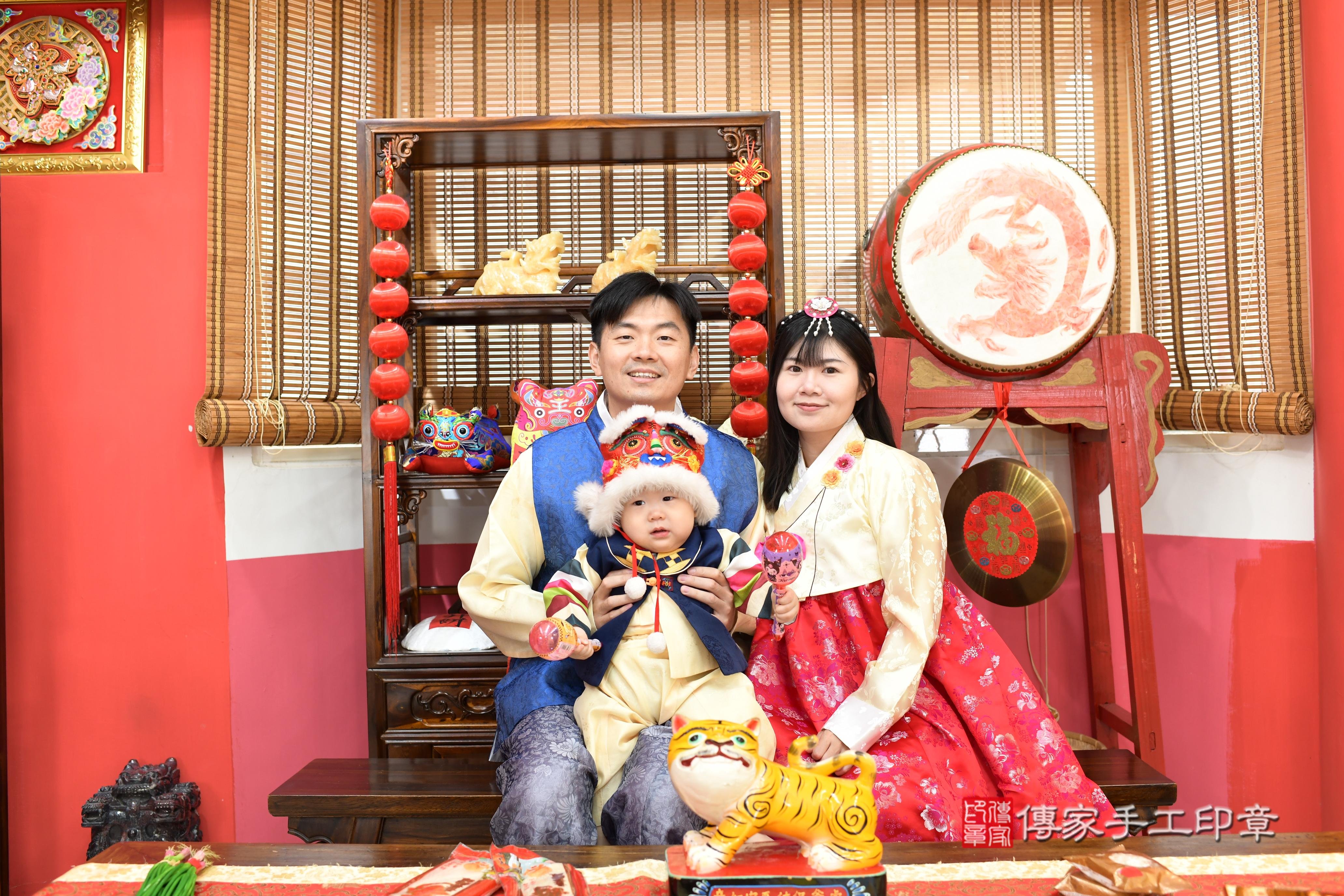 傳家手工印章高雄店、抓周、度脺、中國風會場、傳家嬰兒古禮、吉祥話、抓周道具物品24種、拍照。抓周證書。寶寶抓周、滿周歲、生日快樂、祝福