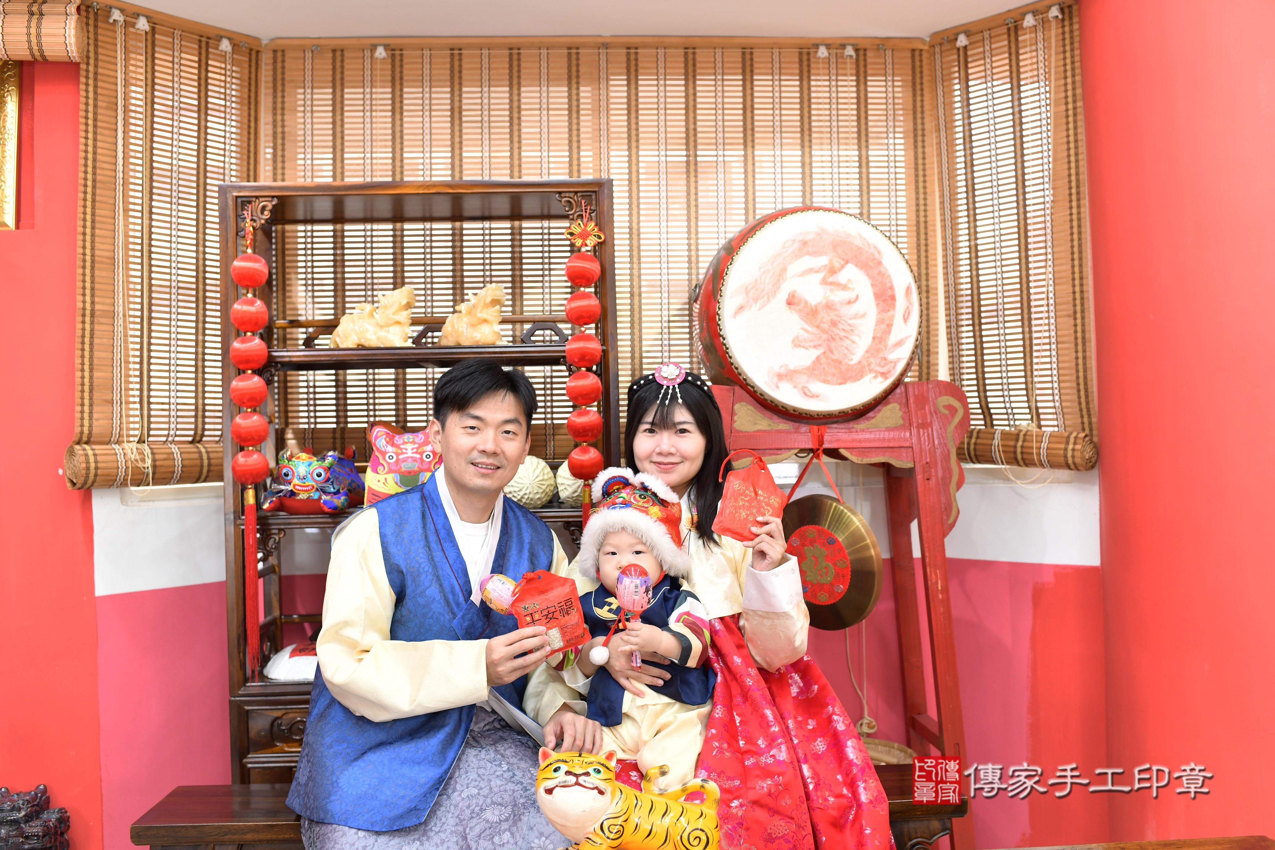 傳家手工印章高雄店、抓周、度脺、中國風會場、傳家嬰兒古禮、吉祥話、抓周道具物品24種、拍照。抓周證書。寶寶抓周、滿周歲、生日快樂、祝福