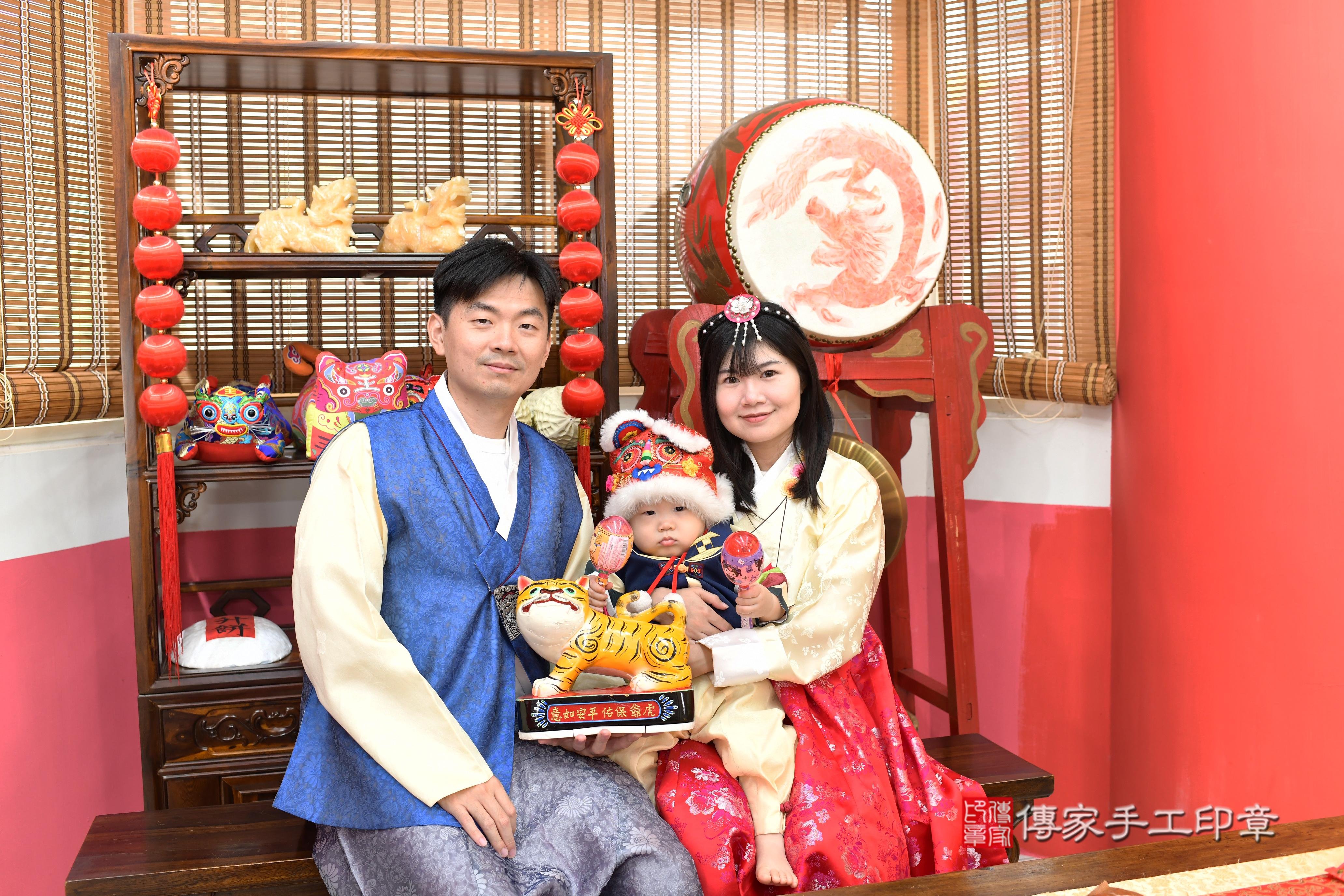 傳家手工印章高雄店、抓周、度脺、中國風會場、傳家嬰兒古禮、吉祥話、抓周道具物品24種、拍照。抓周證書。寶寶抓周、滿周歲、生日快樂、祝福