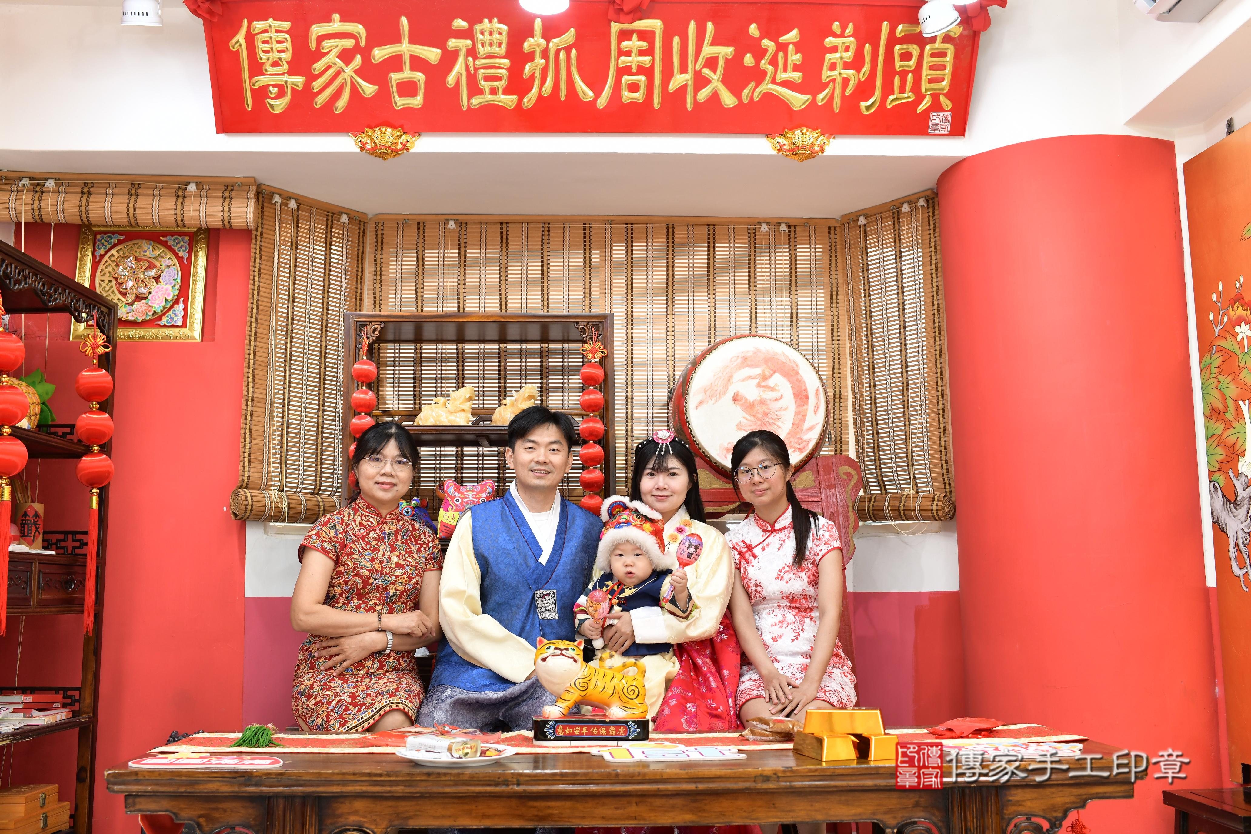 傳家手工印章高雄店、抓周、度脺、中國風會場、傳家嬰兒古禮、吉祥話、抓周道具物品24種、拍照。抓周證書。寶寶抓周、滿周歲、生日快樂、祝福