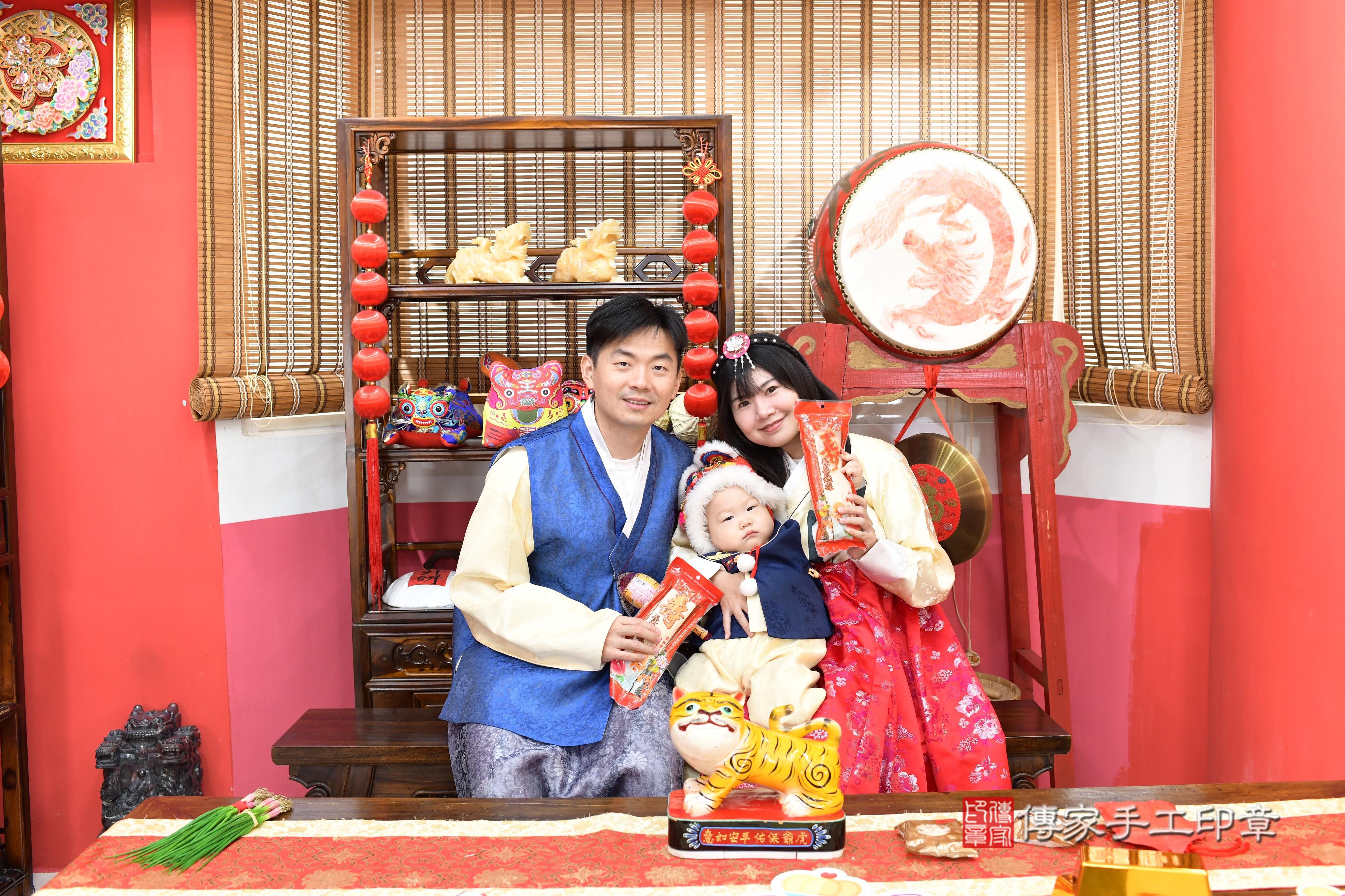 傳家手工印章高雄店、抓周、度脺、中國風會場、傳家嬰兒古禮、吉祥話、抓周道具物品24種、拍照。抓周證書。寶寶抓周、滿周歲、生日快樂、祝福