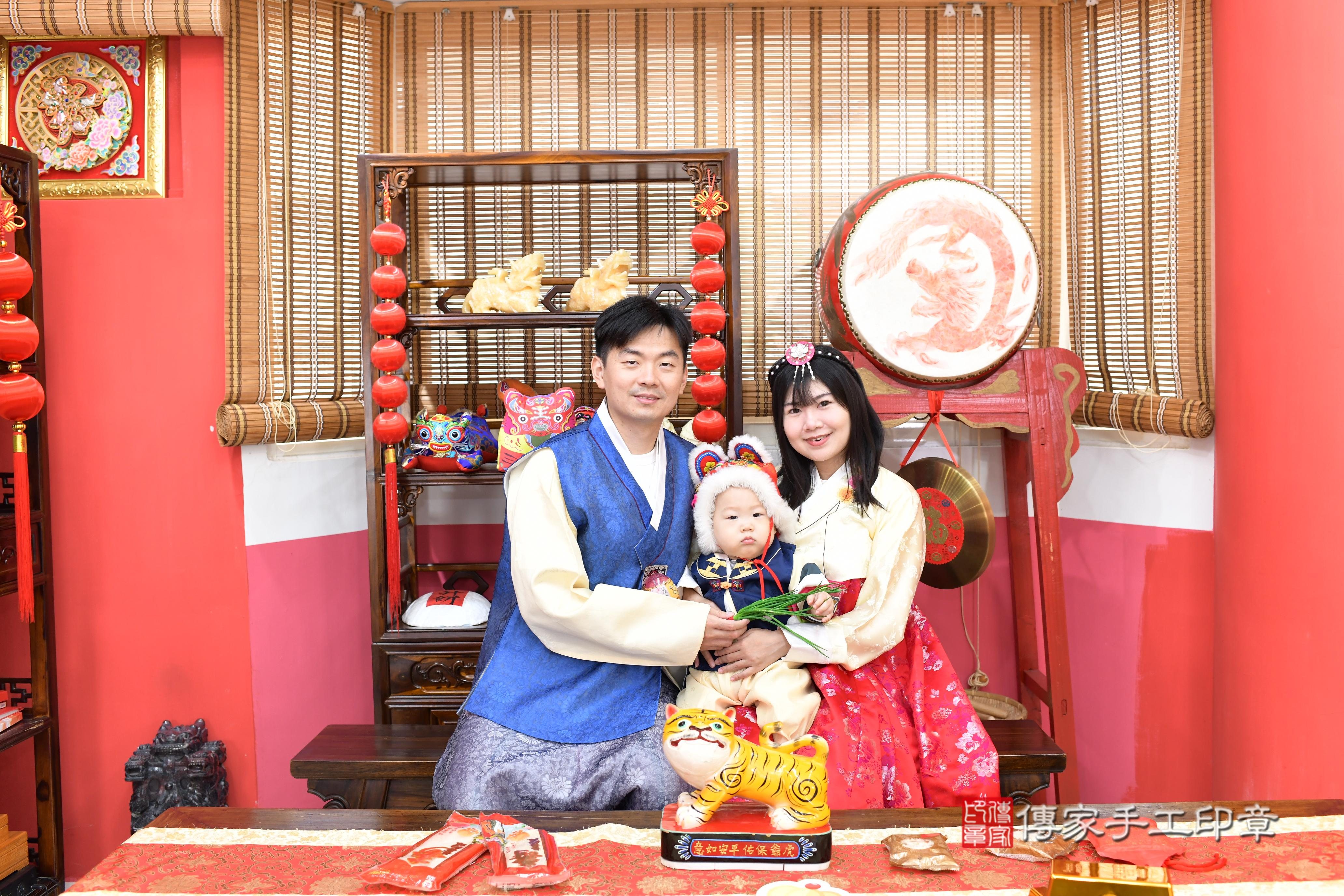 傳家手工印章高雄店、抓周、度脺、中國風會場、傳家嬰兒古禮、吉祥話、抓周道具物品24種、拍照。抓周證書。寶寶抓周、滿周歲、生日快樂、祝福