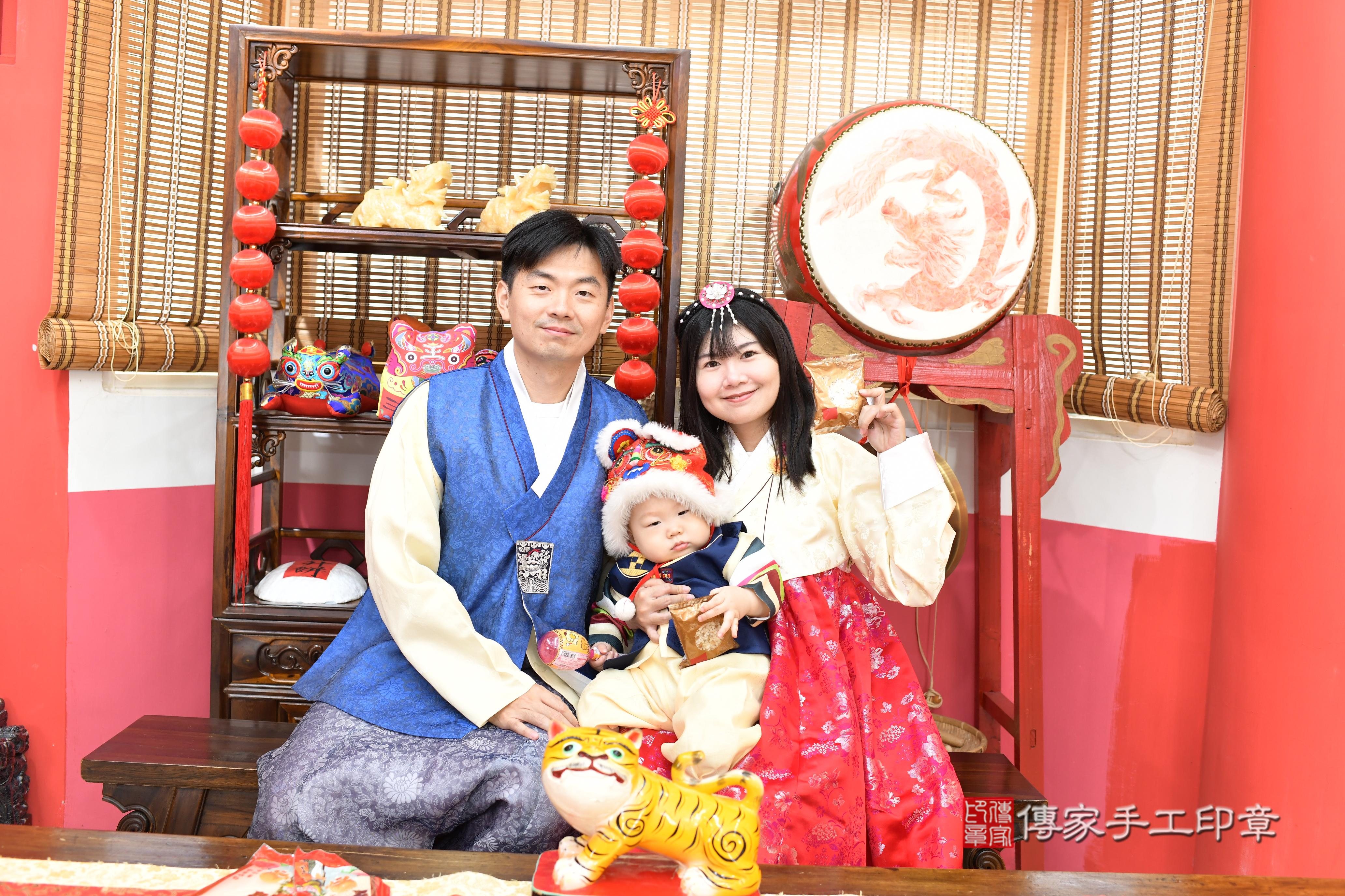 傳家手工印章高雄店、抓周、度脺、中國風會場、傳家嬰兒古禮、吉祥話、抓周道具物品24種、拍照。抓周證書。寶寶抓周、滿周歲、生日快樂、祝福