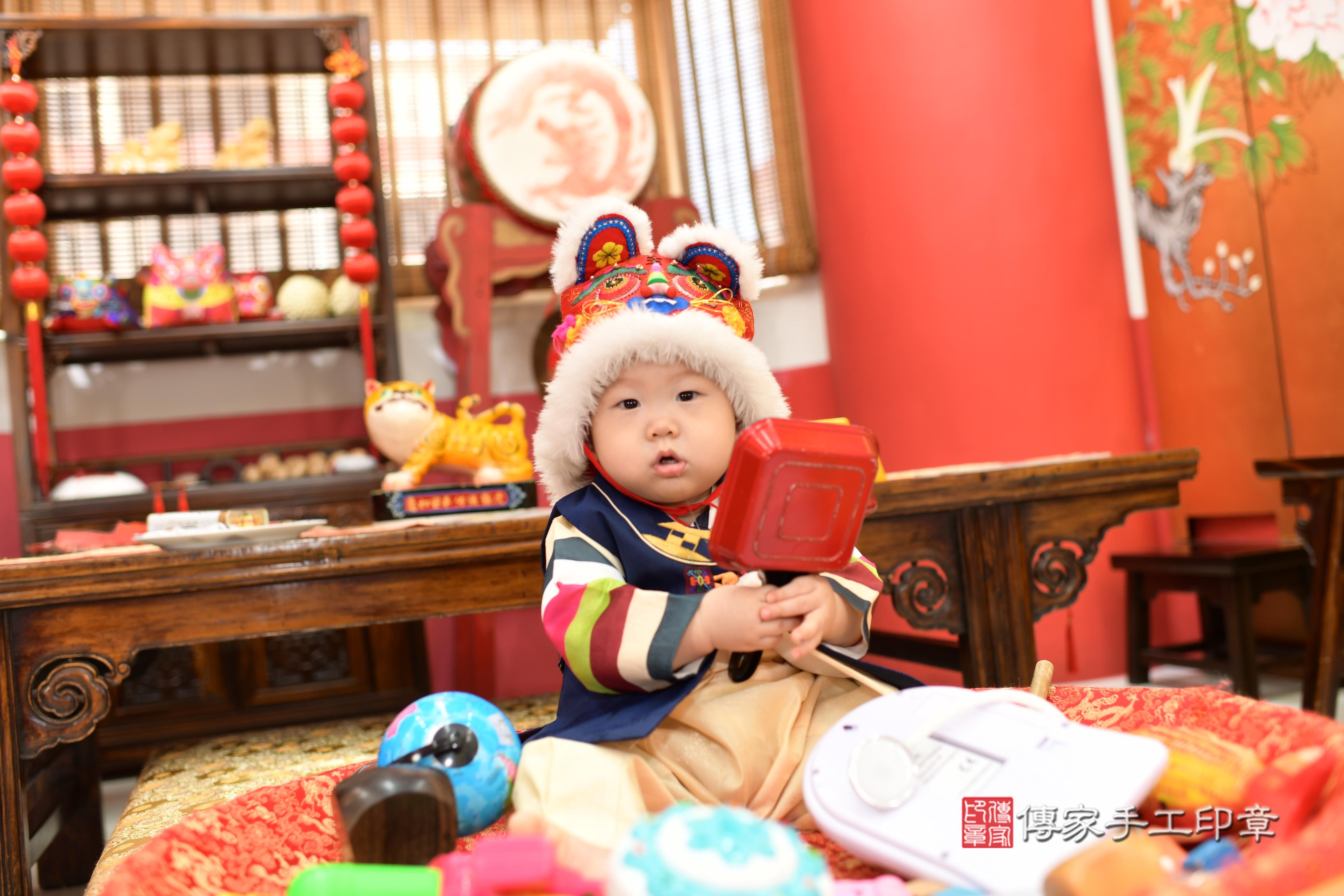 傳家手工印章高雄店、抓周、度脺、中國風會場、傳家嬰兒古禮、吉祥話、抓周道具物品24種、拍照。抓周證書。寶寶抓周、滿周歲、生日快樂、祝福