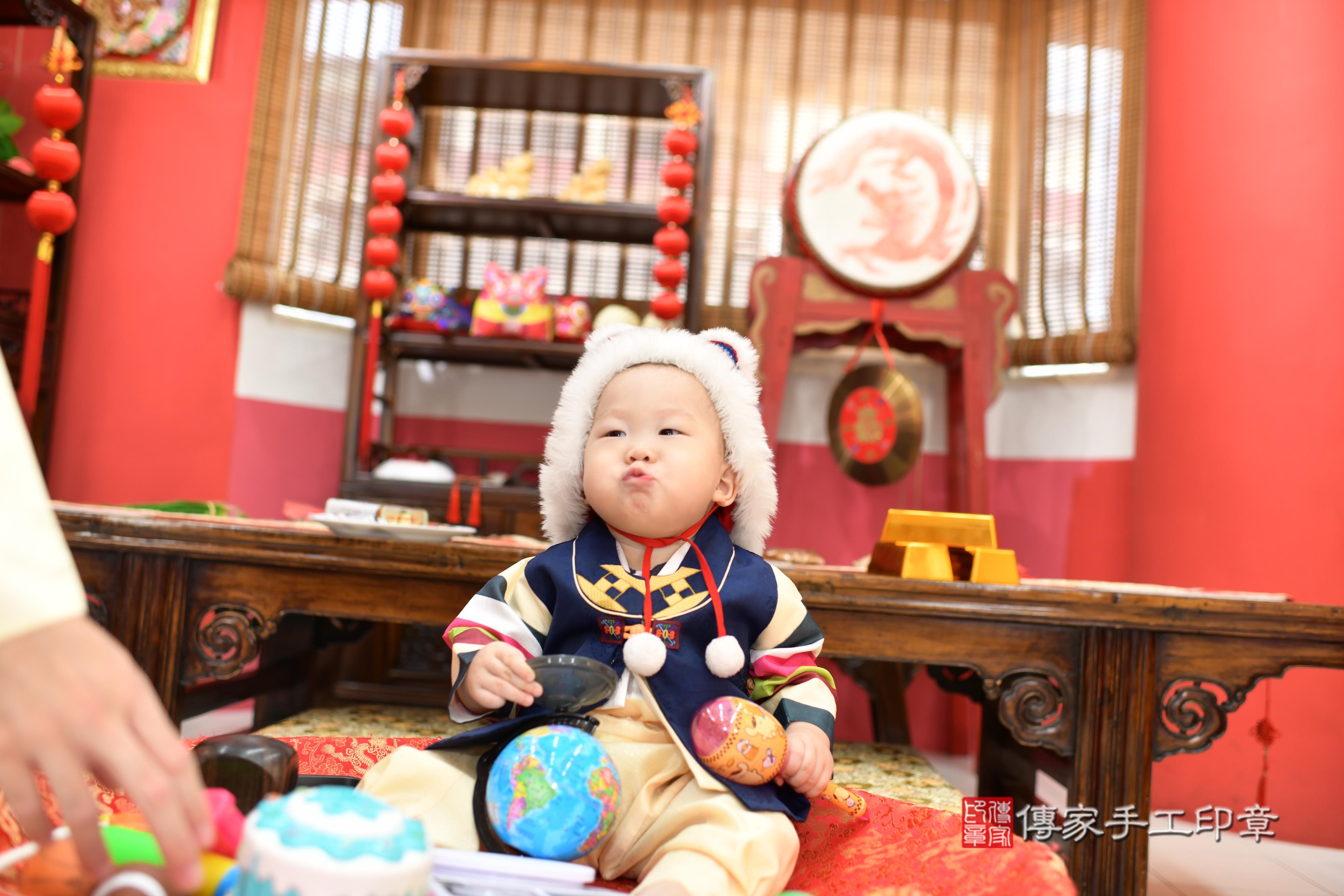 傳家手工印章高雄店、抓周、度脺、中國風會場、傳家嬰兒古禮、吉祥話、抓周道具物品24種、拍照。抓周證書。寶寶抓周、滿周歲、生日快樂、祝福