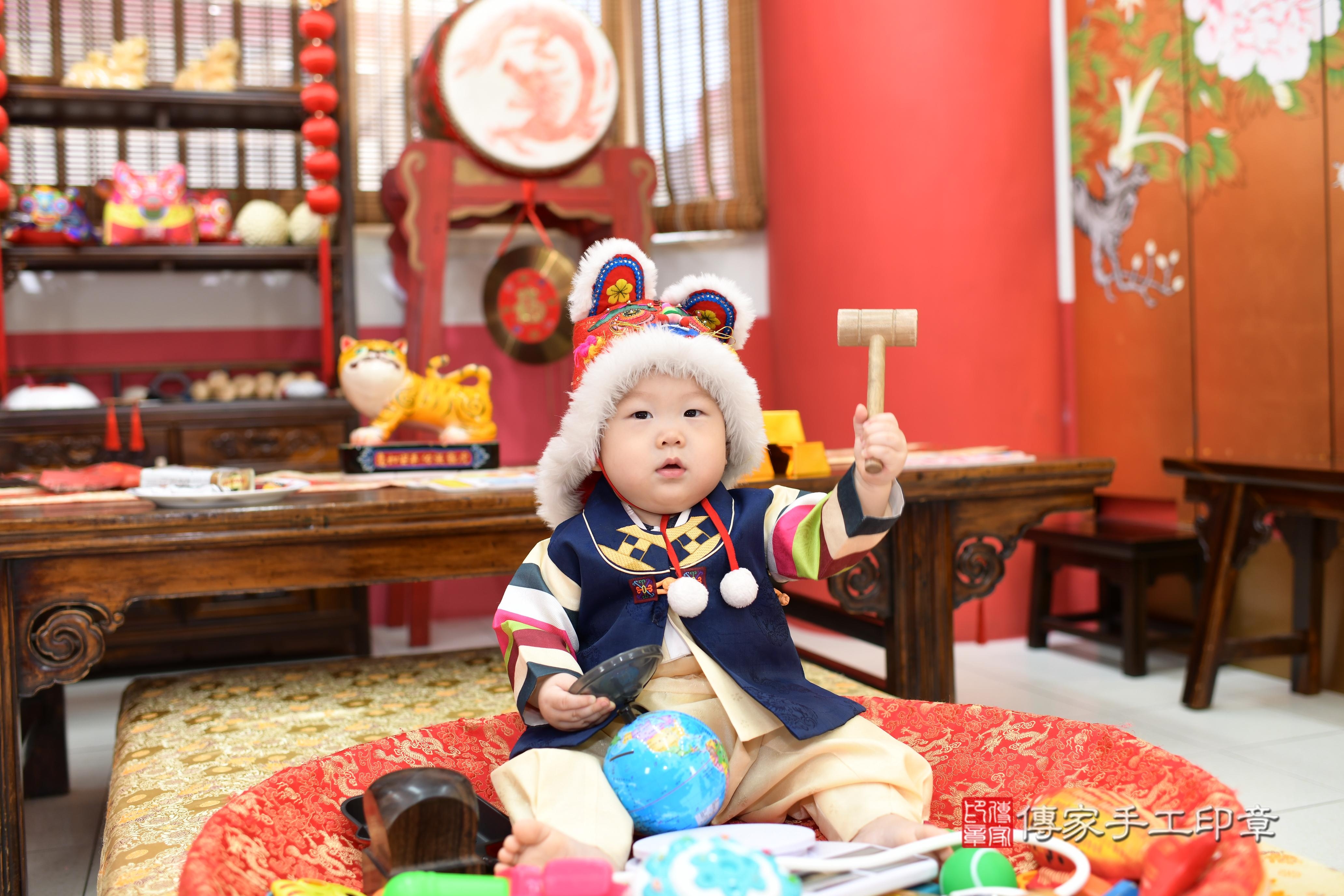傳家手工印章高雄店、抓周、度脺、中國風會場、傳家嬰兒古禮、吉祥話、抓周道具物品24種、拍照。抓周證書。寶寶抓周、滿周歲、生日快樂、祝福