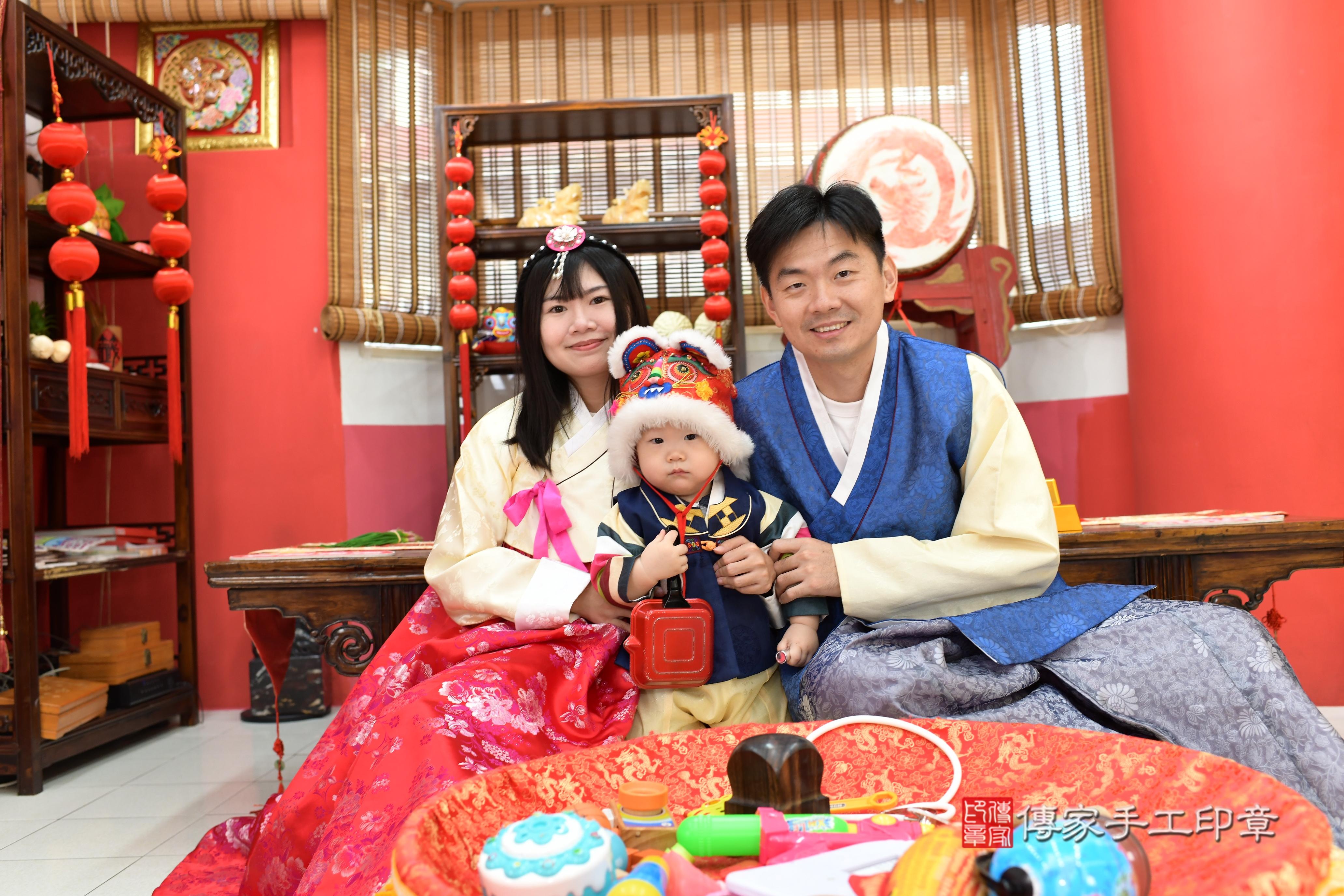 傳家手工印章高雄店、抓周、度脺、中國風會場、傳家嬰兒古禮、吉祥話、抓周道具物品24種、拍照。抓周證書。寶寶抓周、滿周歲、生日快樂、祝福