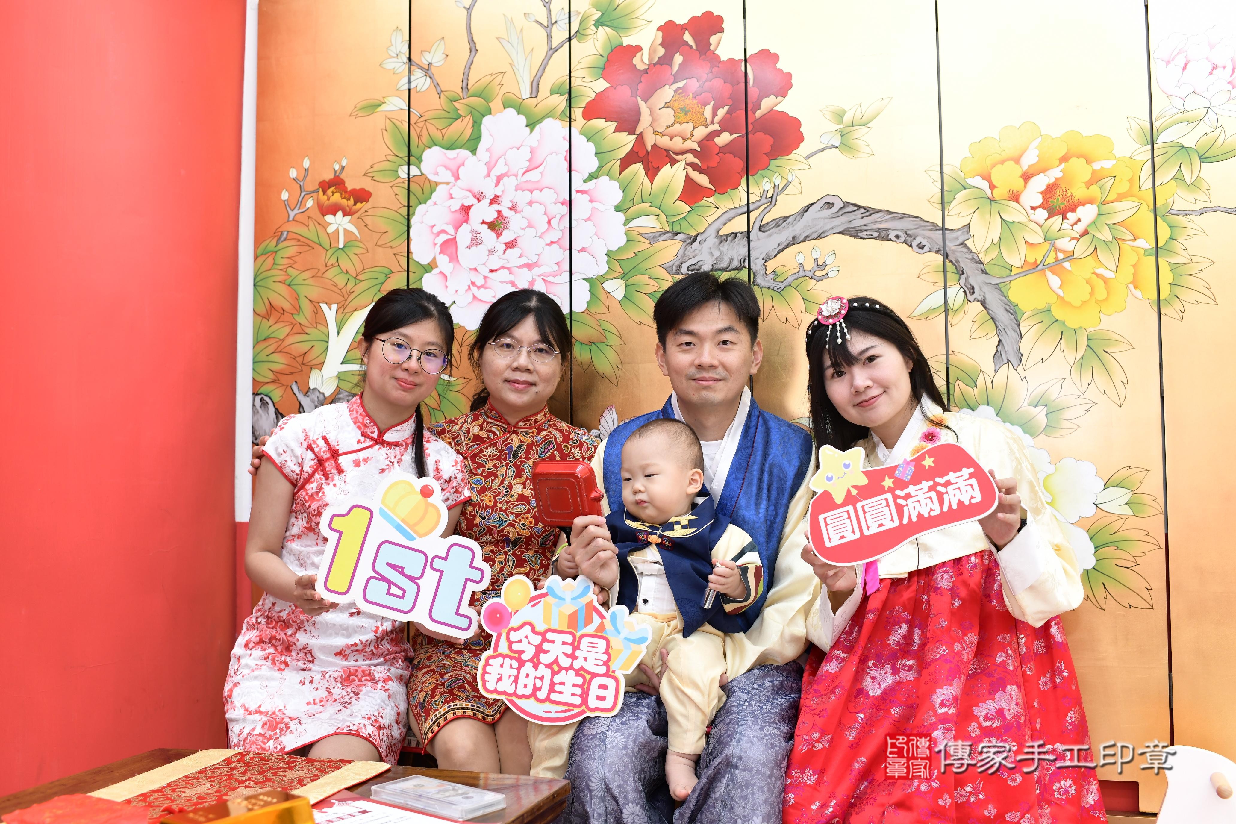 傳家手工印章高雄店、抓周、度脺、中國風會場、傳家嬰兒古禮、吉祥話、抓周道具物品24種、拍照。抓周證書。寶寶抓周、滿周歲、生日快樂、祝福