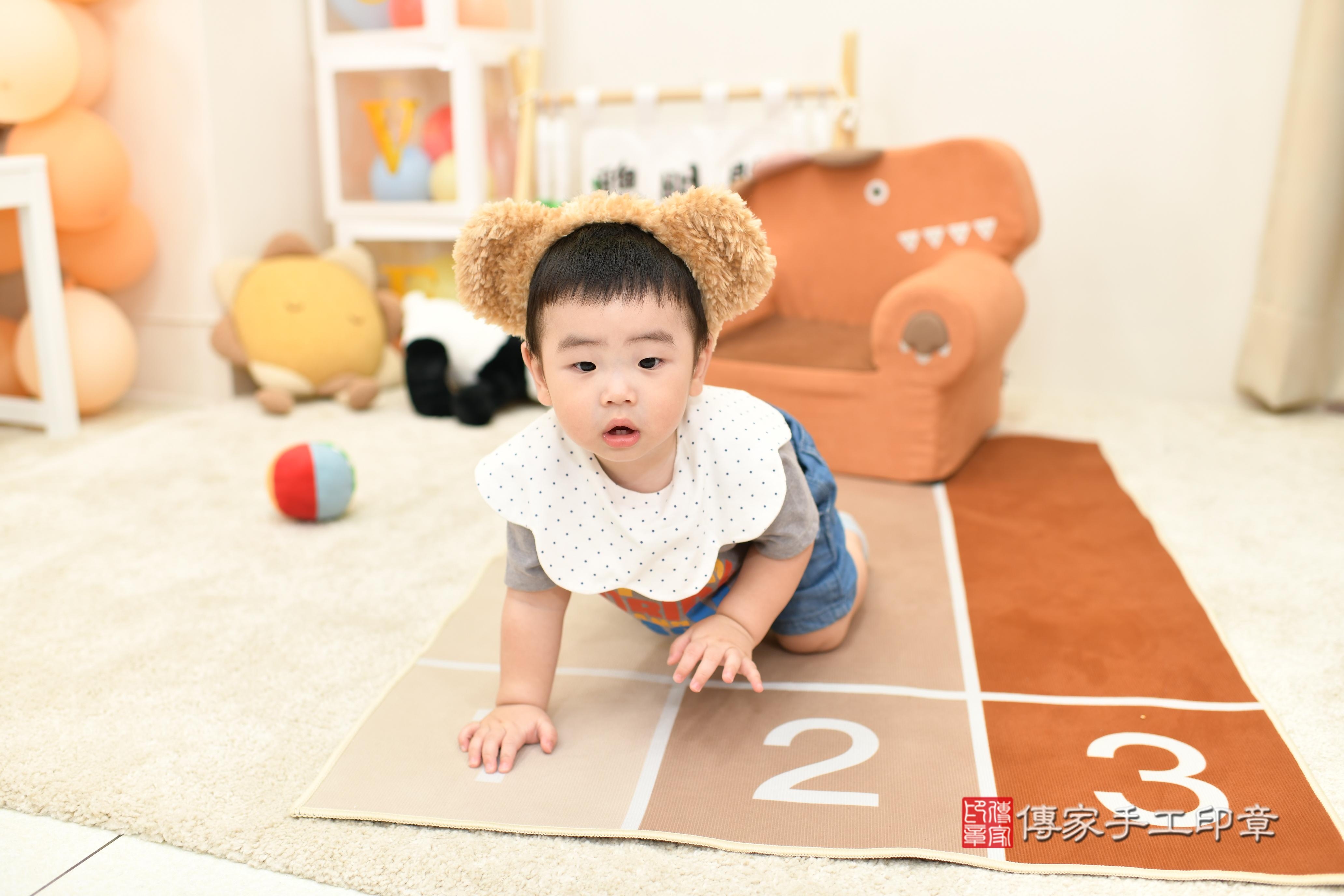 傳家手工印章高雄店、抓周、度脺、中國風會場、傳家嬰兒古禮、吉祥話、抓周道具物品24種、拍照。抓周證書。寶寶抓周、滿周歲、生日快樂、祝福