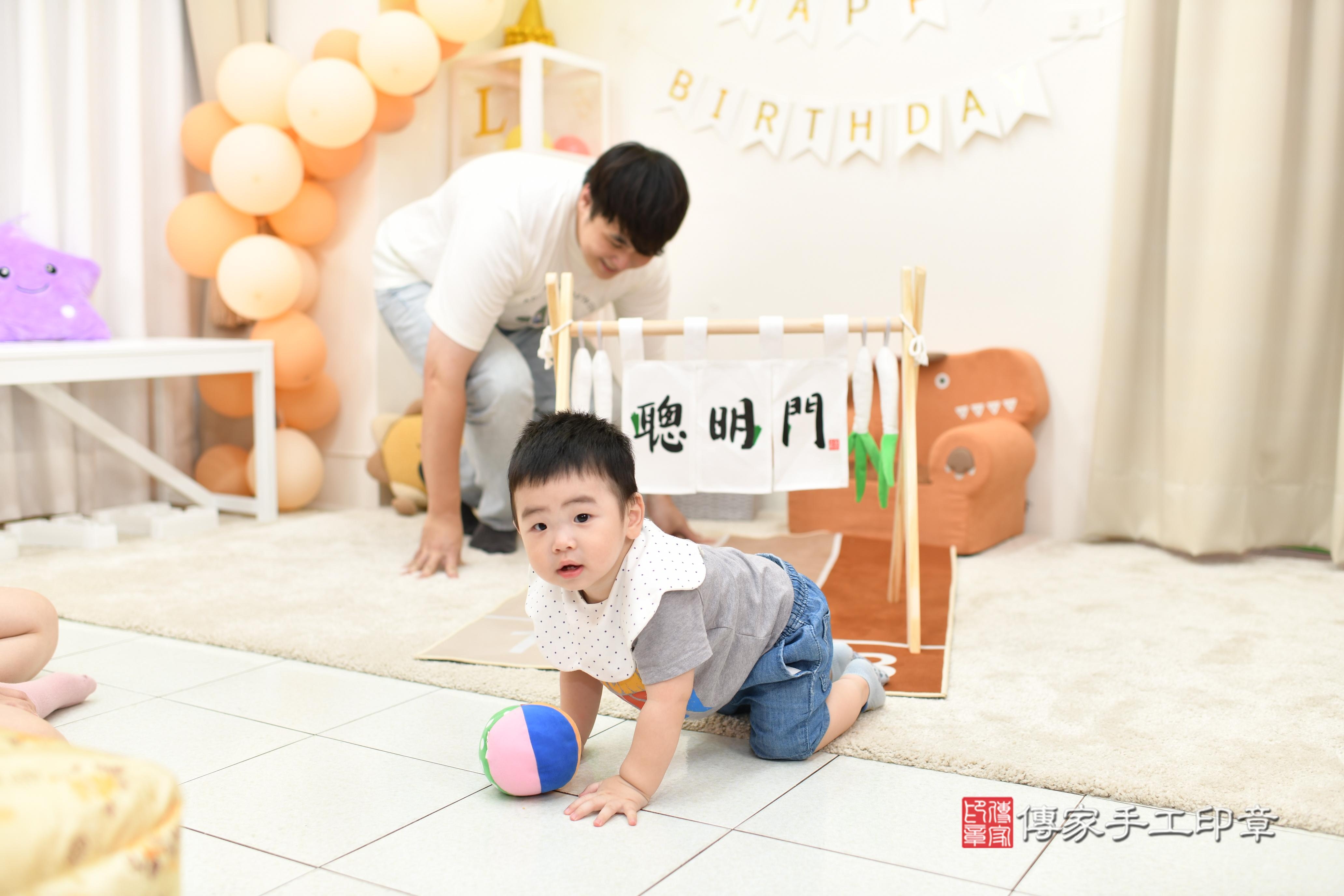 傳家手工印章高雄店、抓周、度脺、中國風會場、傳家嬰兒古禮、吉祥話、抓周道具物品24種、拍照。抓周證書。寶寶抓周、滿周歲、生日快樂、祝福