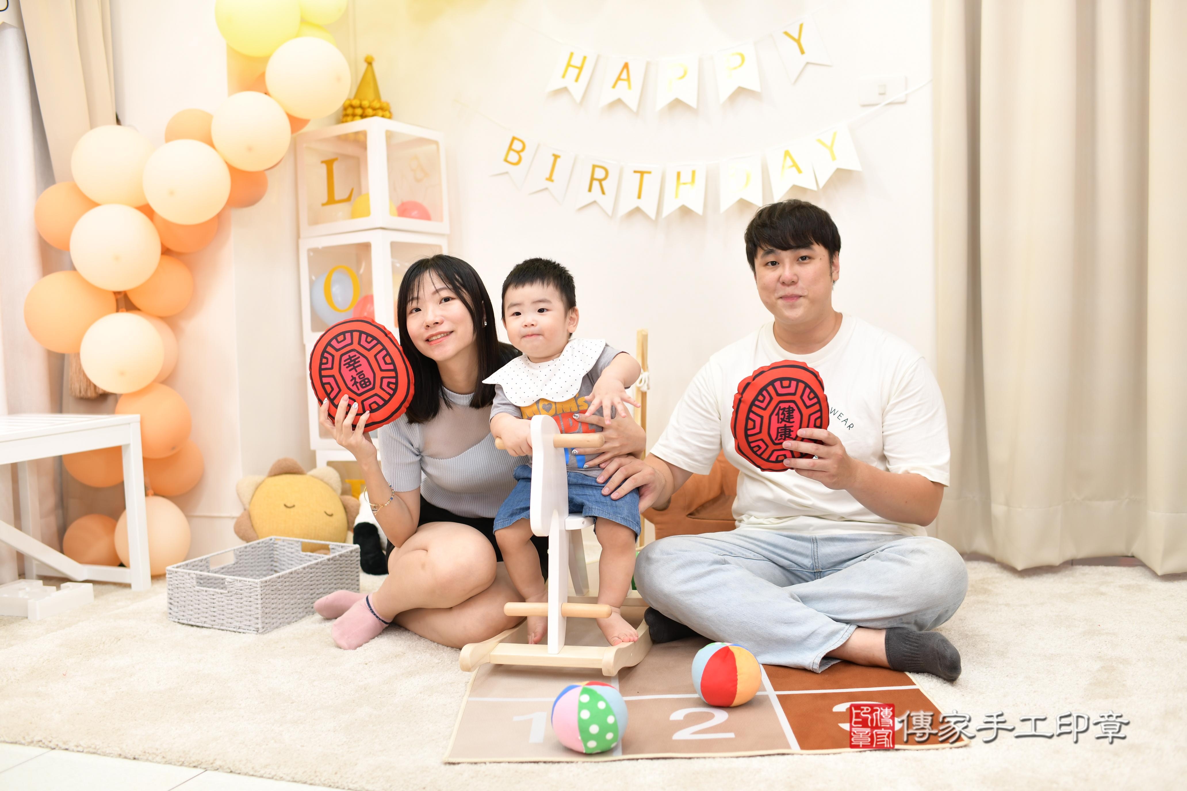 傳家手工印章高雄店、抓周、度脺、中國風會場、傳家嬰兒古禮、吉祥話、抓周道具物品24種、拍照。抓周證書。寶寶抓周、滿周歲、生日快樂、祝福