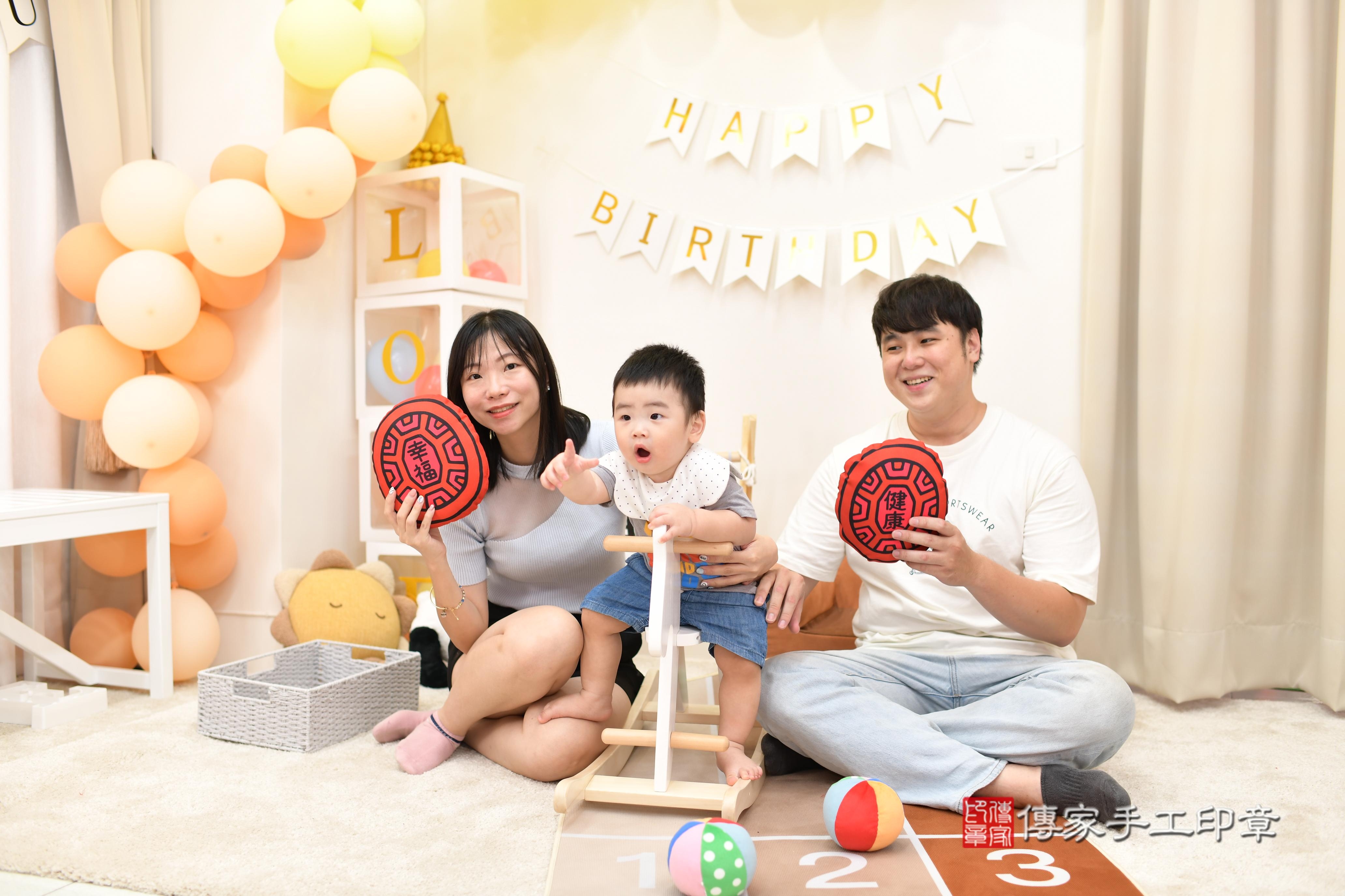 傳家手工印章高雄店、抓周、度脺、中國風會場、傳家嬰兒古禮、吉祥話、抓周道具物品24種、拍照。抓周證書。寶寶抓周、滿周歲、生日快樂、祝福