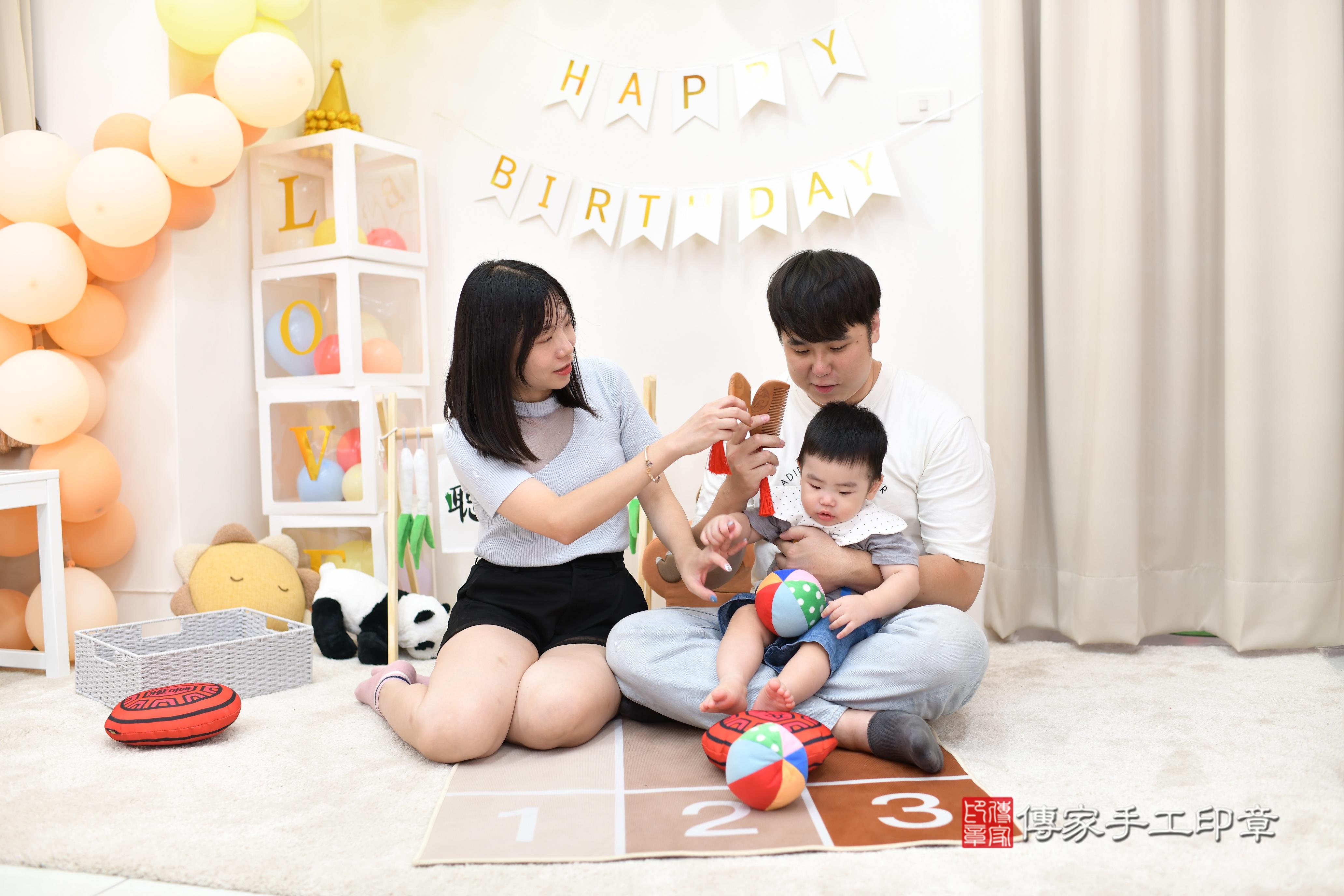 傳家手工印章高雄店、抓周、度脺、中國風會場、傳家嬰兒古禮、吉祥話、抓周道具物品24種、拍照。抓周證書。寶寶抓周、滿周歲、生日快樂、祝福