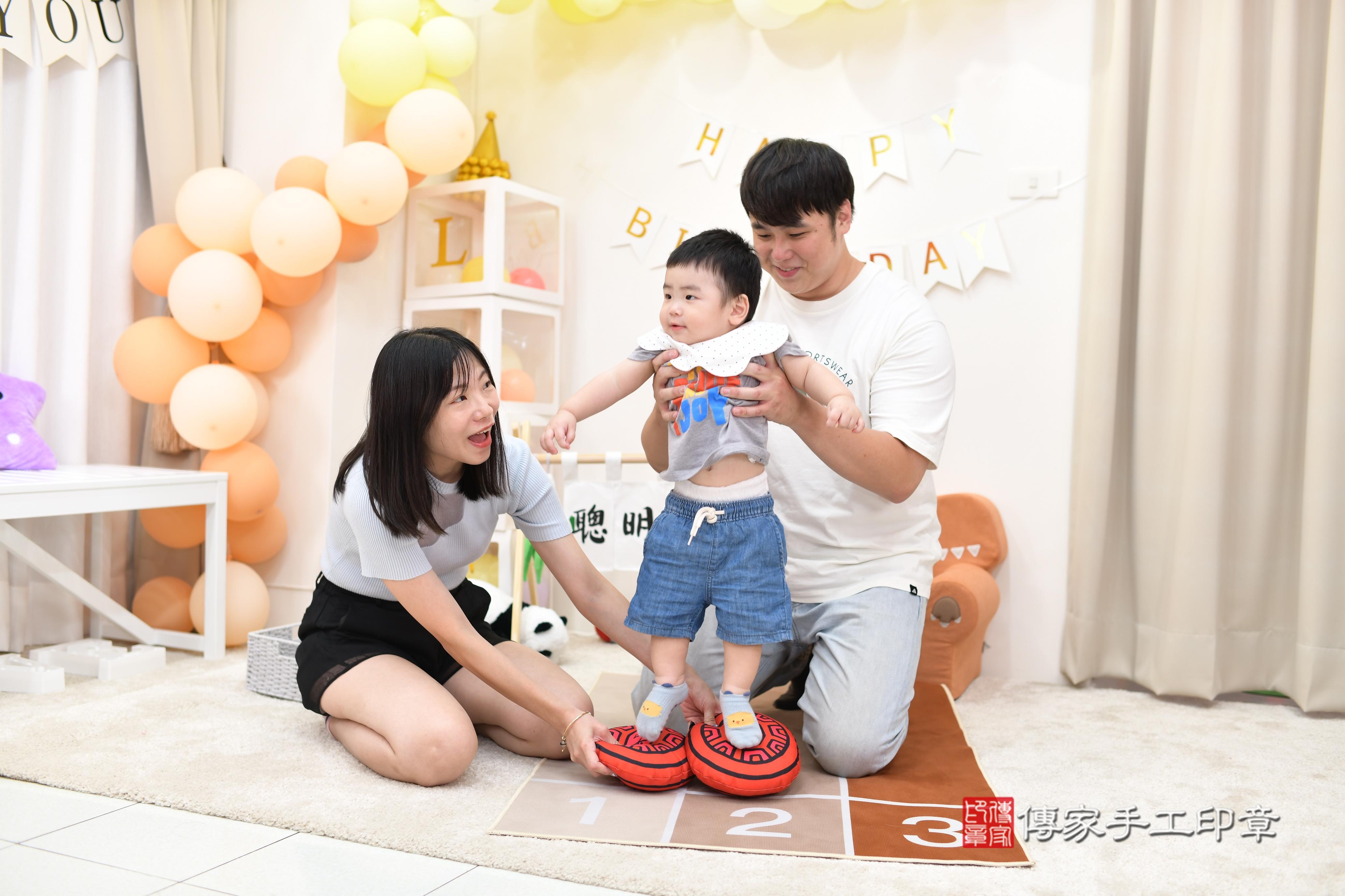 傳家手工印章高雄店、抓周、度脺、中國風會場、傳家嬰兒古禮、吉祥話、抓周道具物品24種、拍照。抓周證書。寶寶抓周、滿周歲、生日快樂、祝福