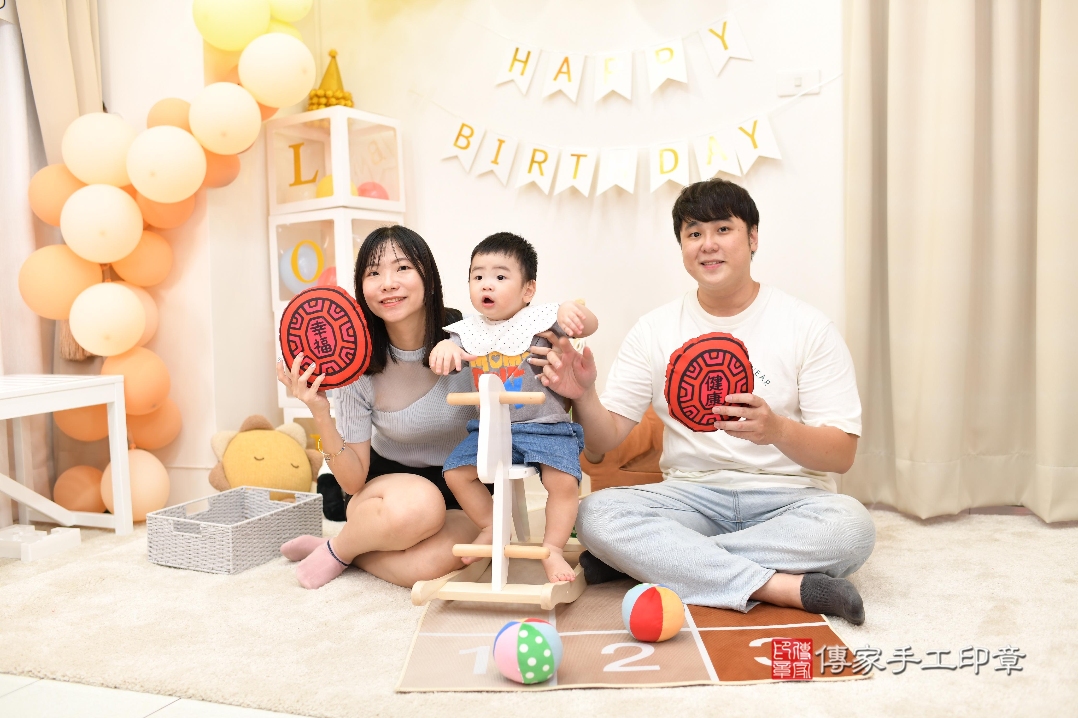 傳家手工印章高雄店、抓周、度脺、中國風會場、傳家嬰兒古禮、吉祥話、抓周道具物品24種、拍照。抓周證書。寶寶抓周、滿周歲、生日快樂、祝福