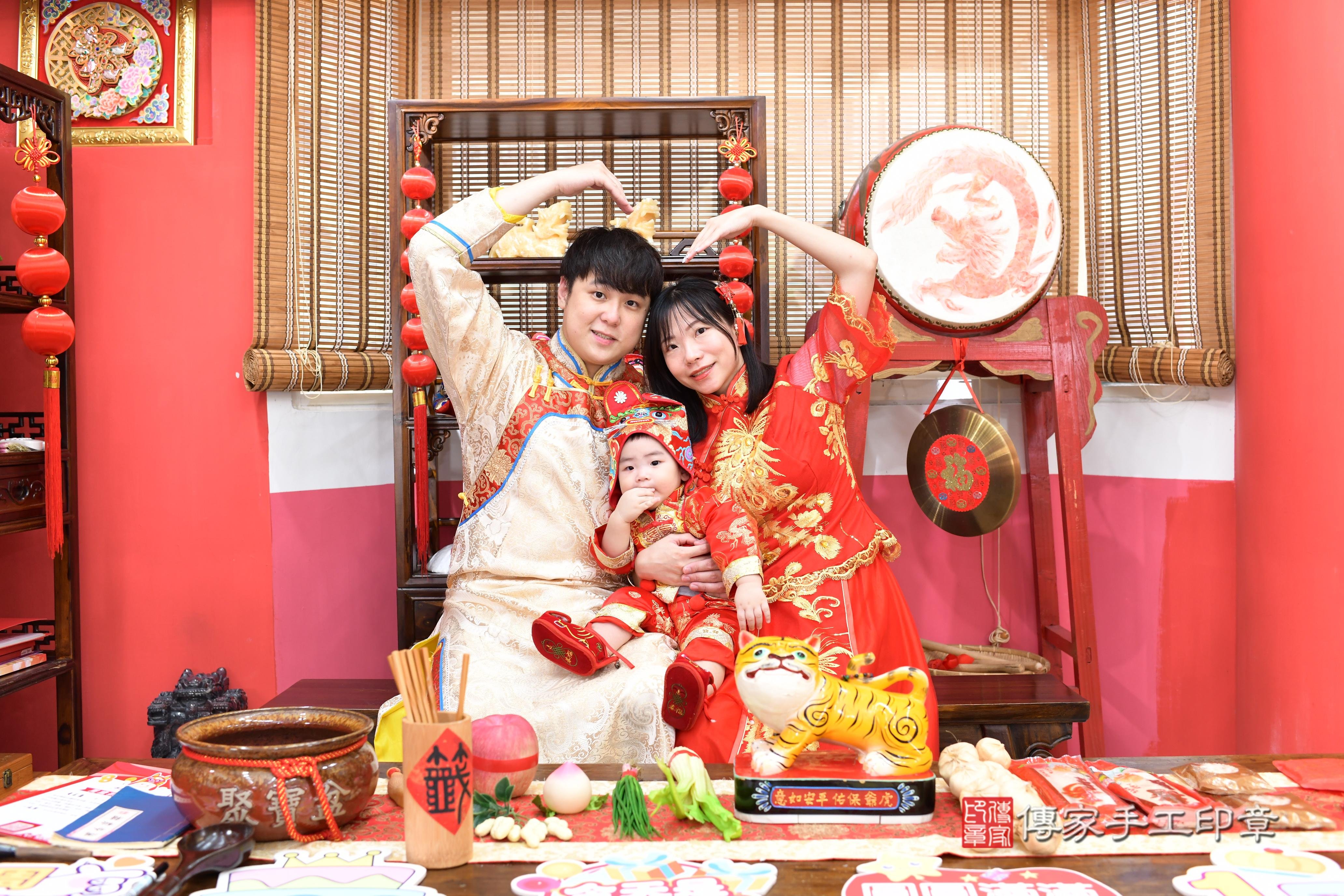 傳家手工印章高雄店、抓周、度脺、中國風會場、傳家嬰兒古禮、吉祥話、抓周道具物品24種、拍照。抓周證書。寶寶抓周、滿周歲、生日快樂、祝福