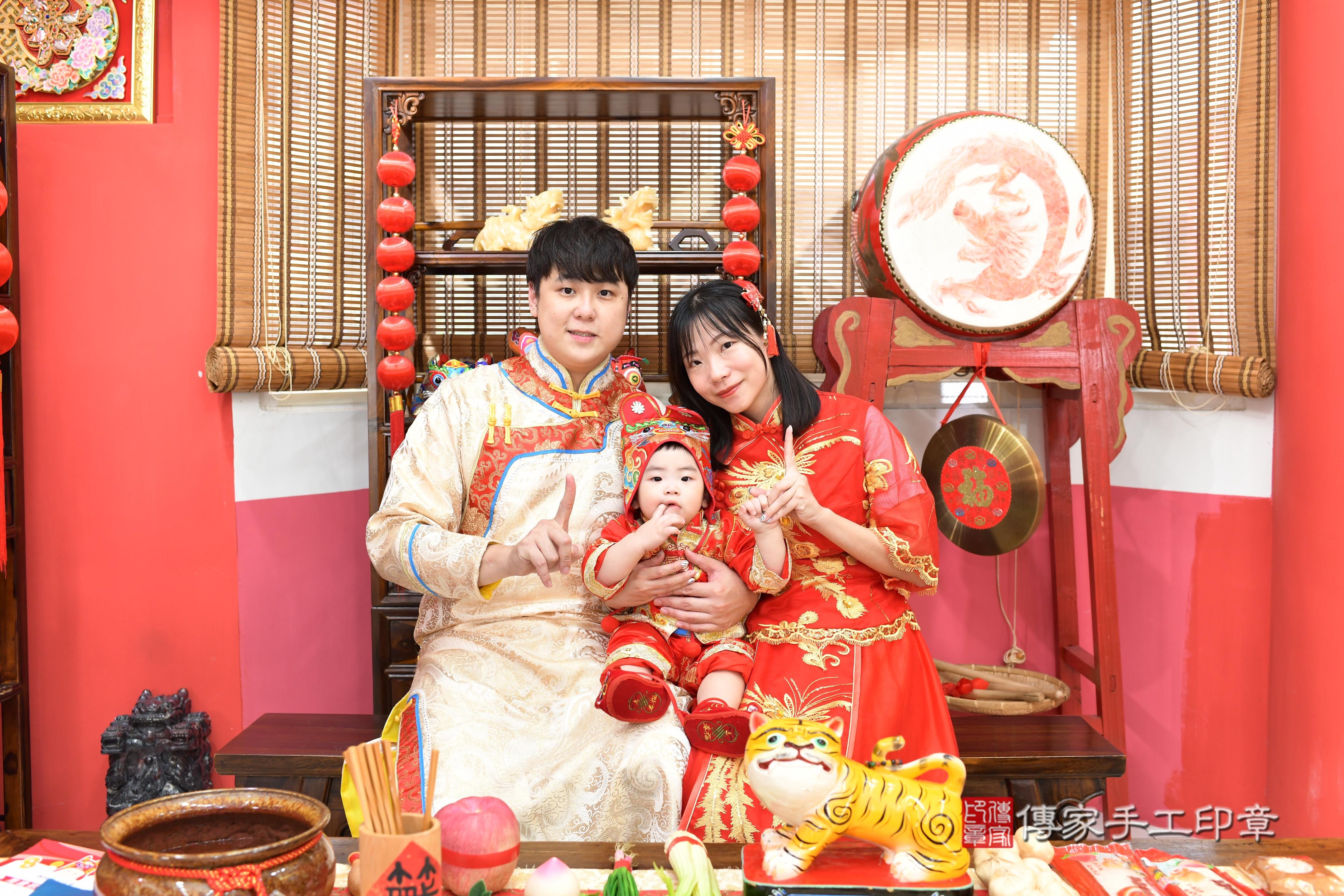 傳家手工印章高雄店、抓周、度脺、中國風會場、傳家嬰兒古禮、吉祥話、抓周道具物品24種、拍照。抓周證書。寶寶抓周、滿周歲、生日快樂、祝福