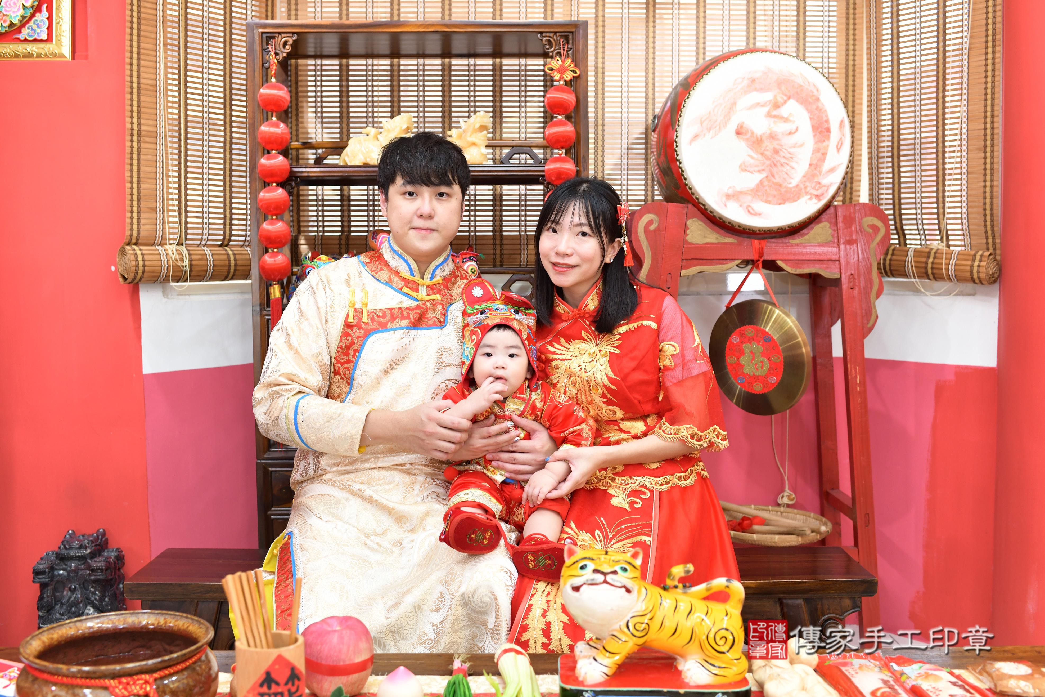 傳家手工印章高雄店、抓周、度脺、中國風會場、傳家嬰兒古禮、吉祥話、抓周道具物品24種、拍照。抓周證書。寶寶抓周、滿周歲、生日快樂、祝福