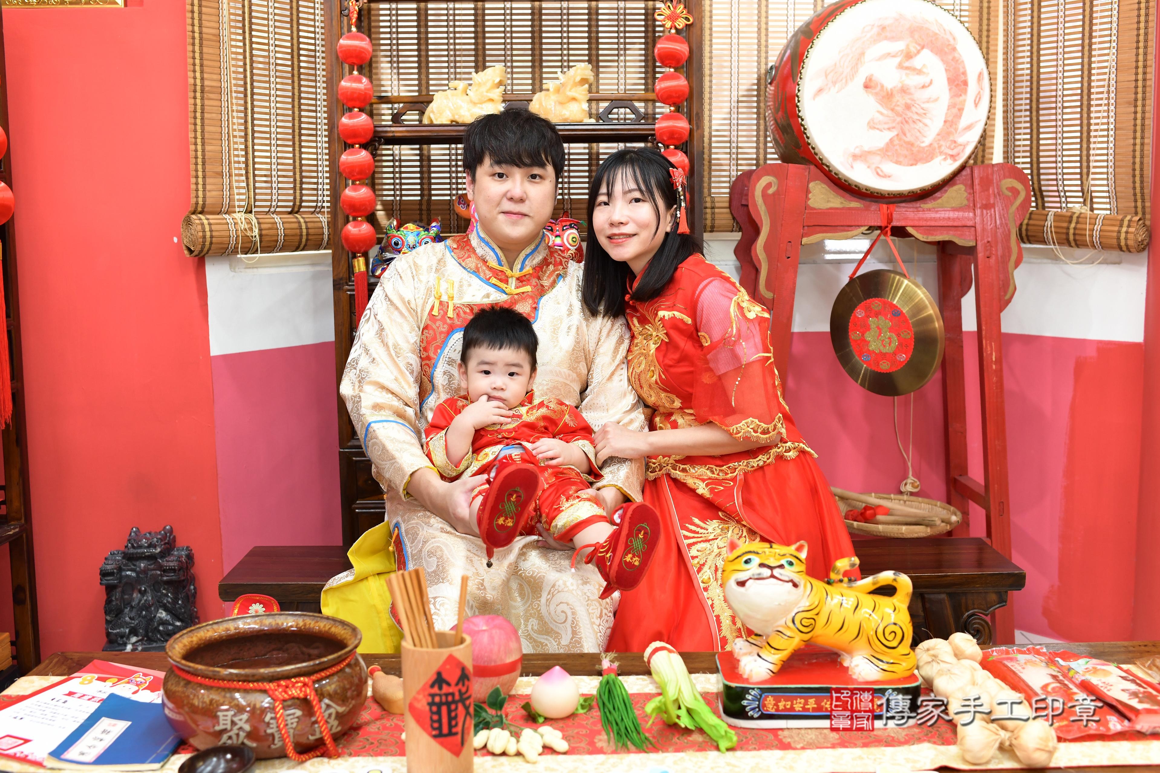 傳家手工印章高雄店、抓周、度脺、中國風會場、傳家嬰兒古禮、吉祥話、抓周道具物品24種、拍照。抓周證書。寶寶抓周、滿周歲、生日快樂、祝福