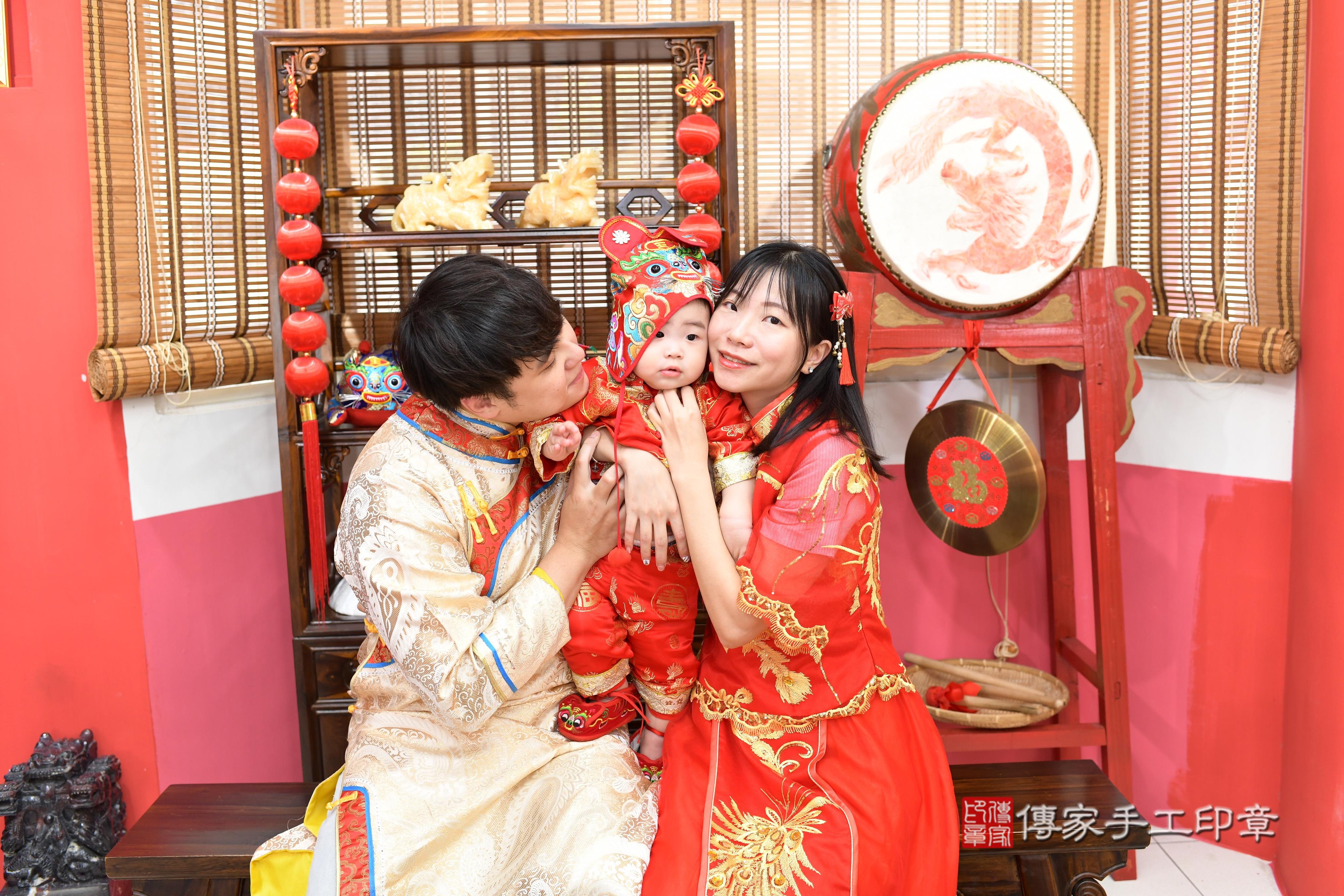 傳家手工印章高雄店、抓周、度脺、中國風會場、傳家嬰兒古禮、吉祥話、抓周道具物品24種、拍照。抓周證書。寶寶抓周、滿周歲、生日快樂、祝福