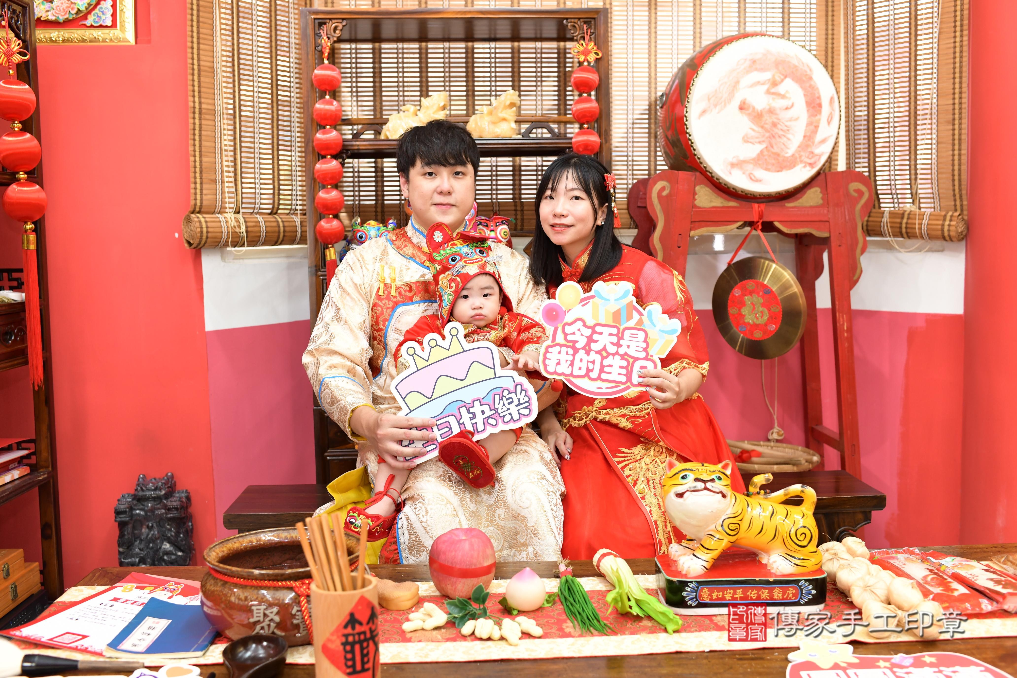 傳家手工印章高雄店、抓周、度脺、中國風會場、傳家嬰兒古禮、吉祥話、抓周道具物品24種、拍照。抓周證書。寶寶抓周、滿周歲、生日快樂、祝福