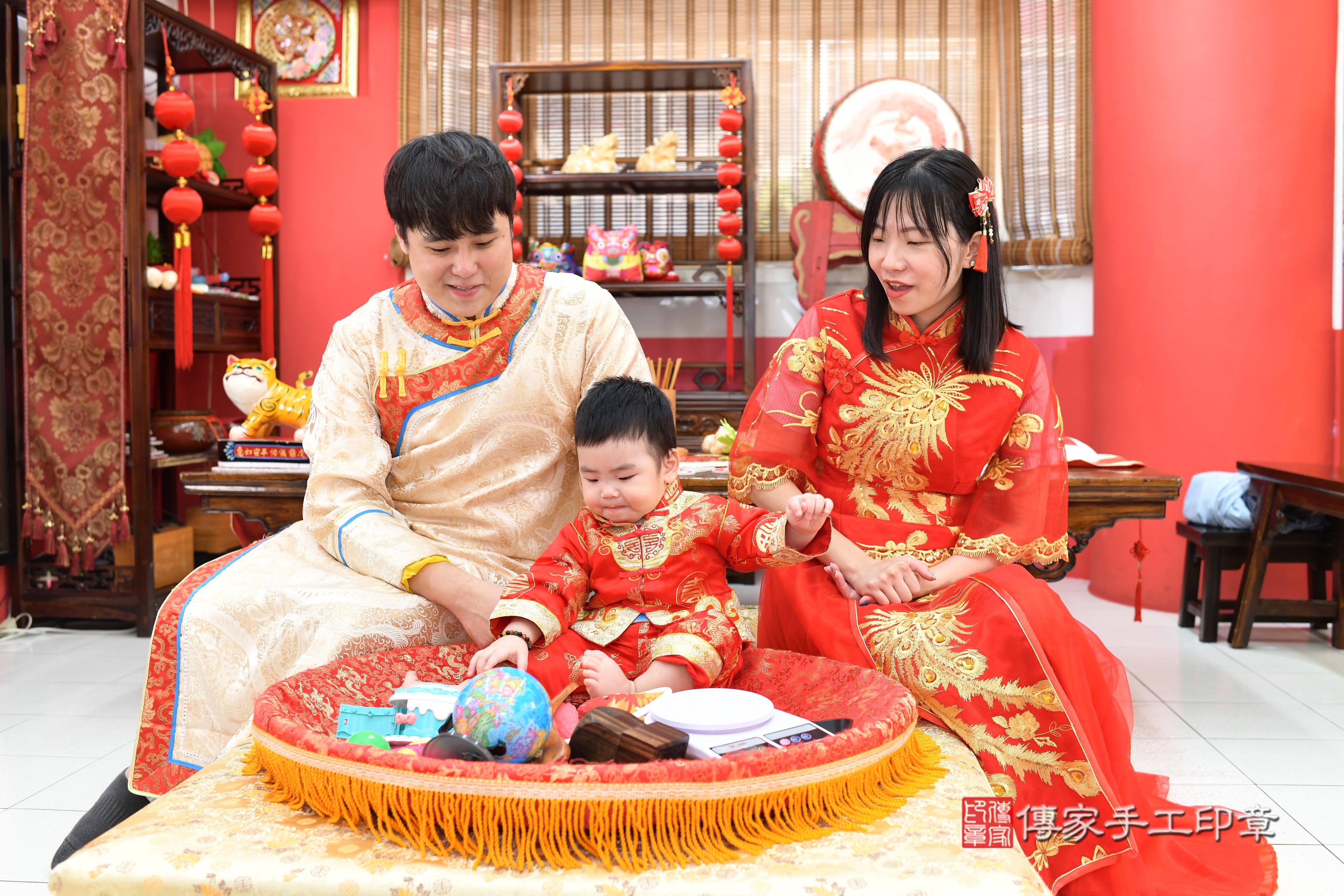傳家手工印章高雄店、抓周、度脺、中國風會場、傳家嬰兒古禮、吉祥話、抓周道具物品24種、拍照。抓周證書。寶寶抓周、滿周歲、生日快樂、祝福
